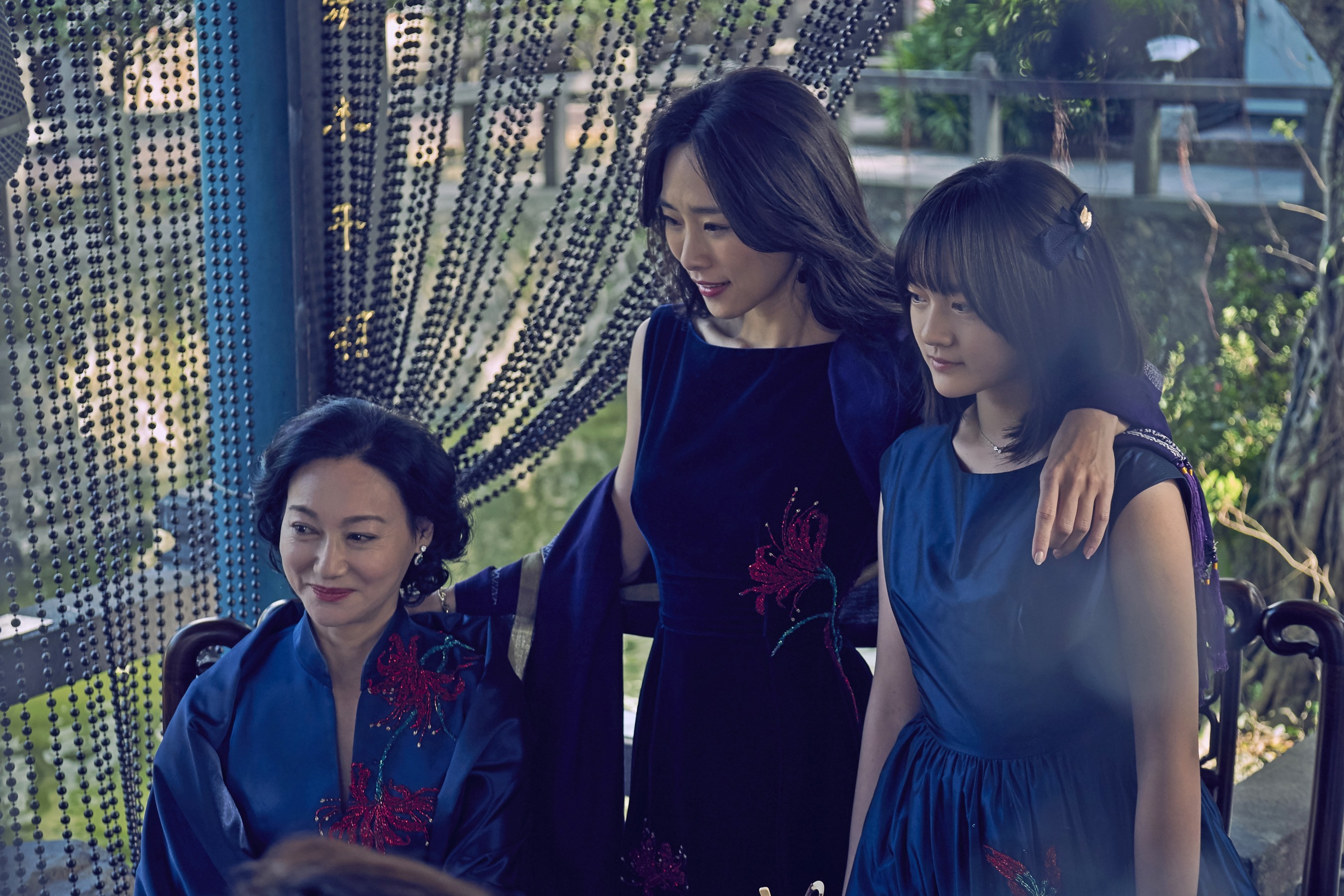 《血觀音》中，惠英紅（左起）、吳可熙、文淇分別飾演棠夫人、棠寧、棠真。（双喜提供）