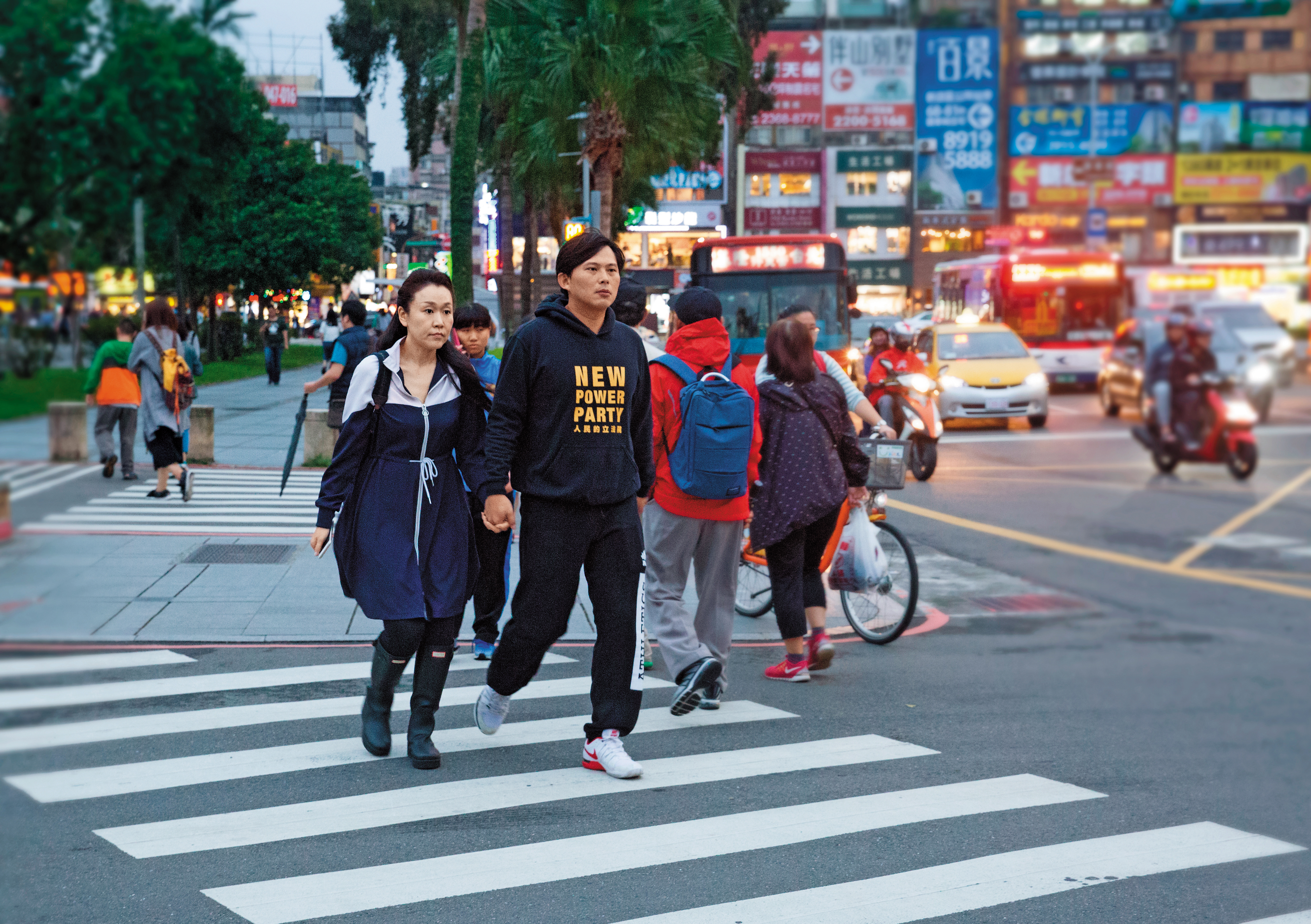 回台大演講結束後，黃國昌（右）偕同妻子（左）一起離開。