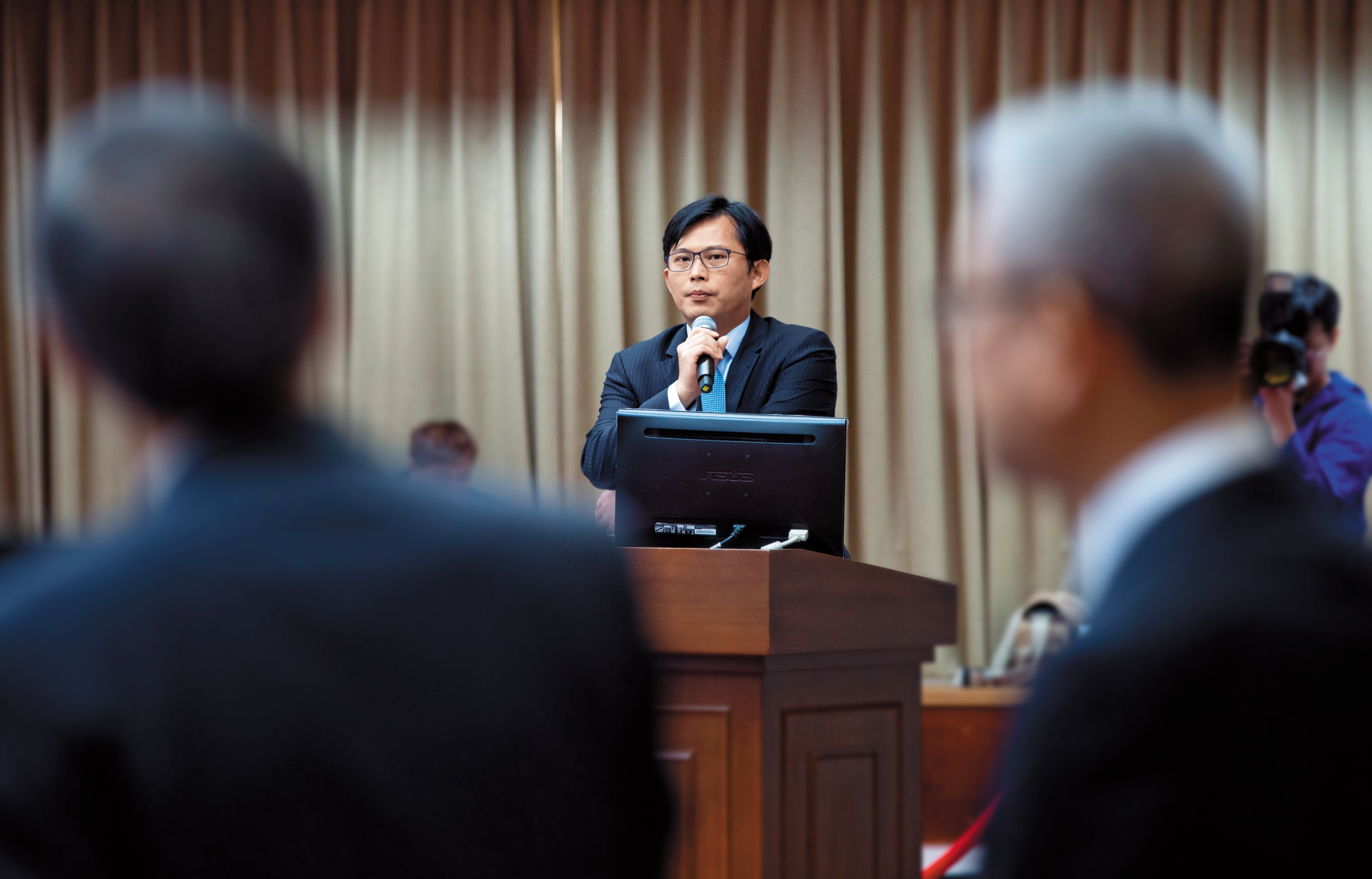 黃國昌質詢官員時 ，經常不留情面，  不時引來「作秀」的批評。