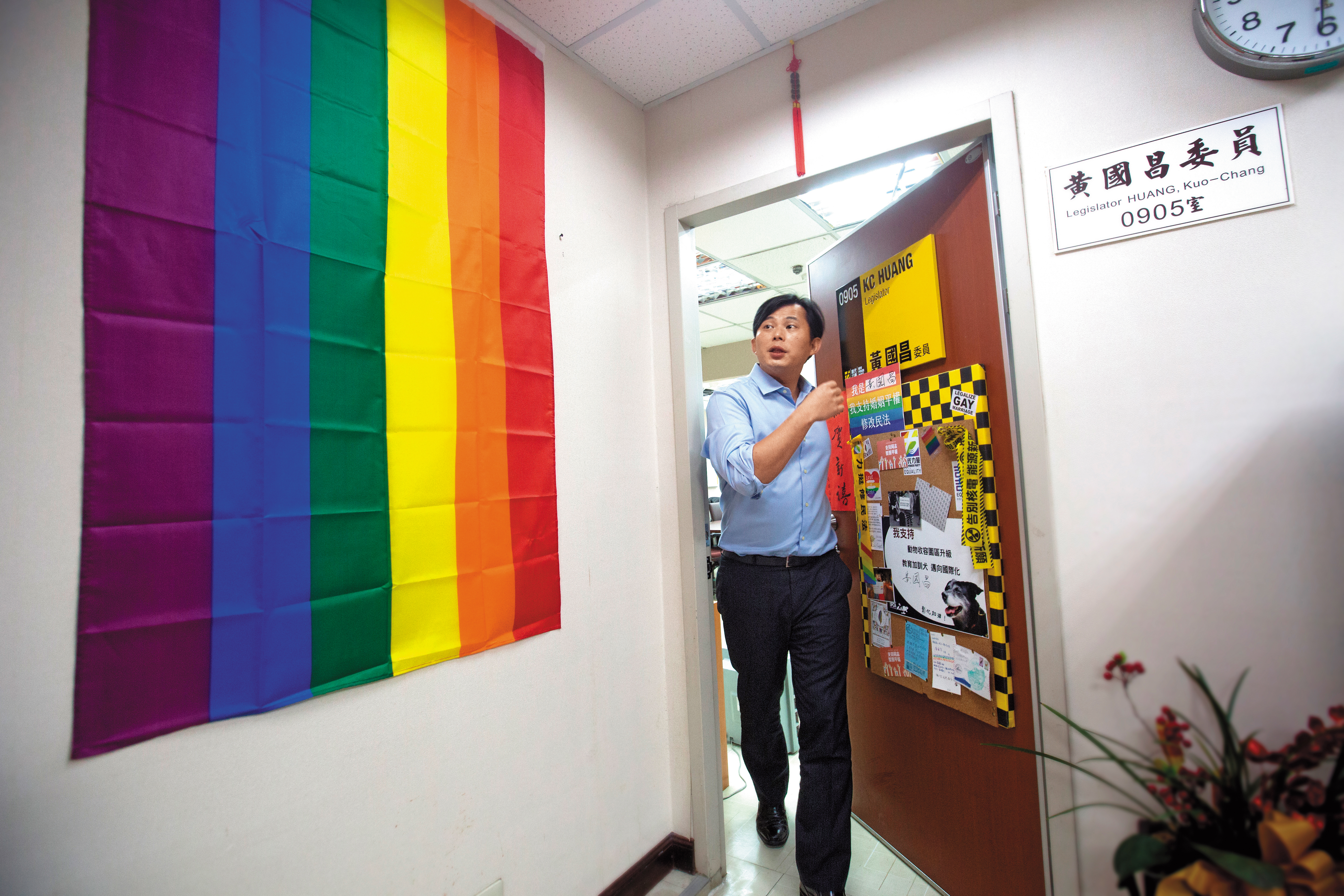 支持同志婚姻合法化的黃國昌，辦公室門口就貼了不少彩虹圖騰。