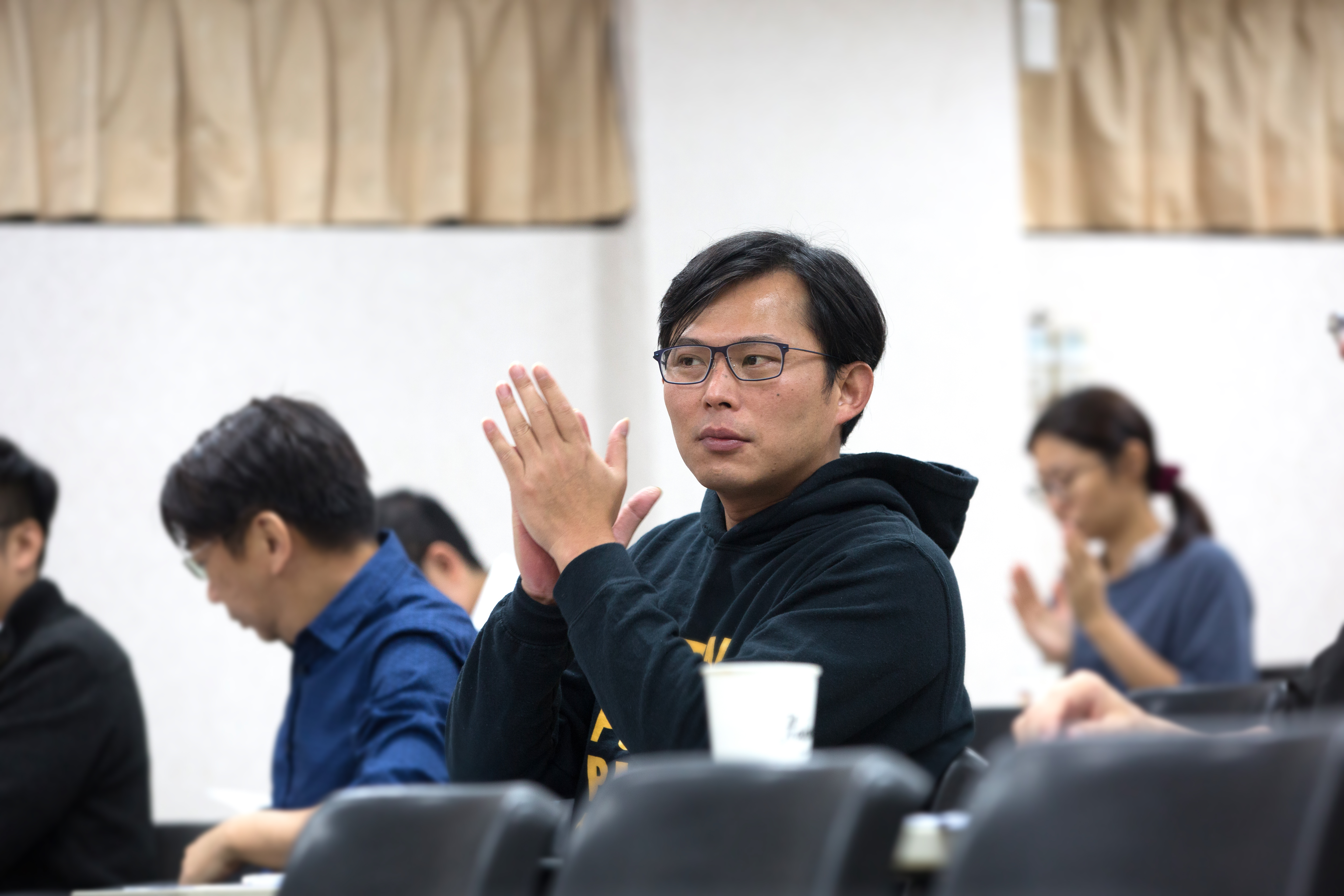 黃國昌本性靦腆，在不熟的人面前，多數時候面無表情，鮮少笑容，他說：「我真的不是故意的」。