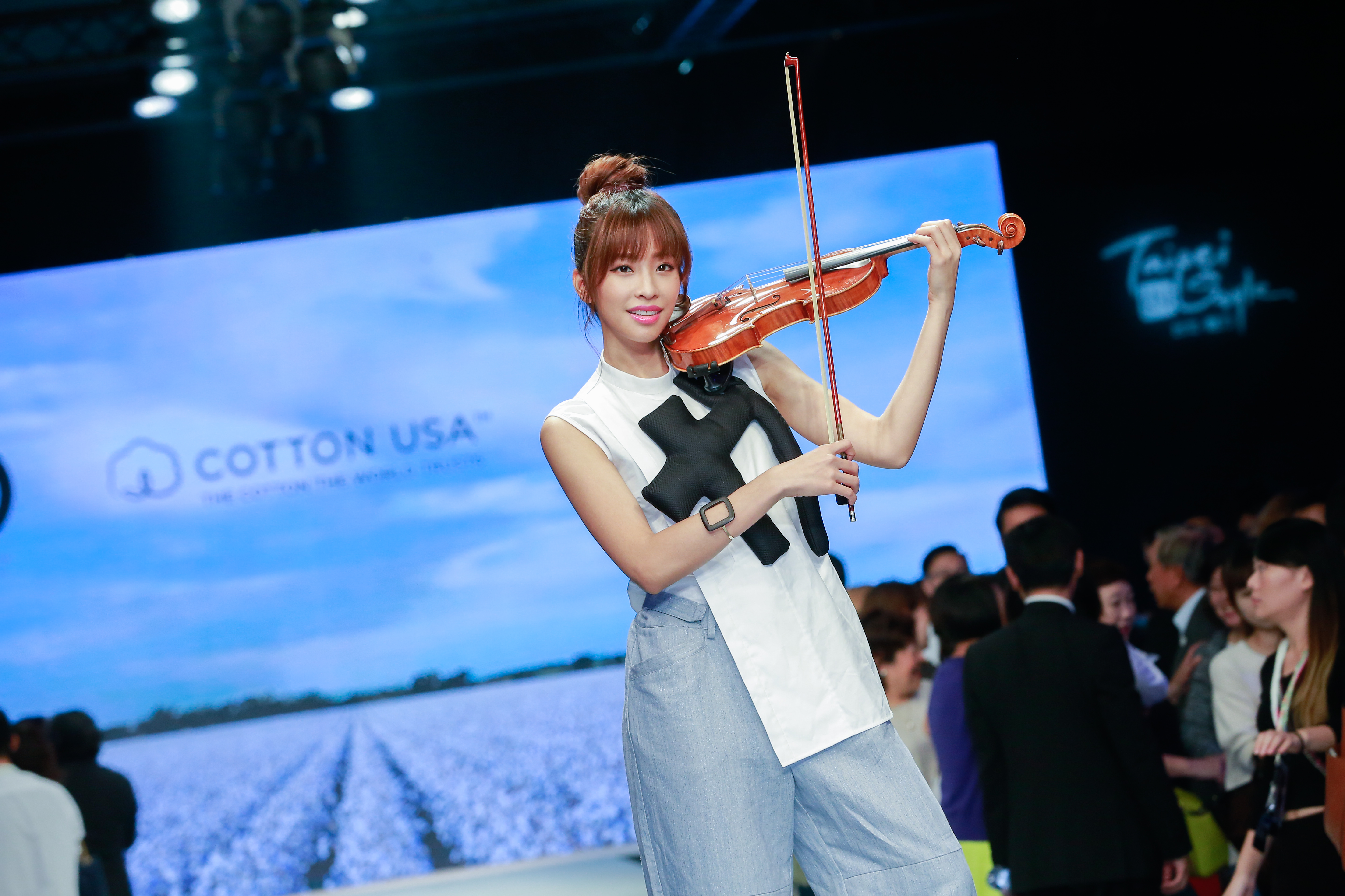 為了活動用小提琴演奏〈What a Wonderful World〉，10歲學琴的袁詠琳透露因為受傷，已經8年沒拉琴。