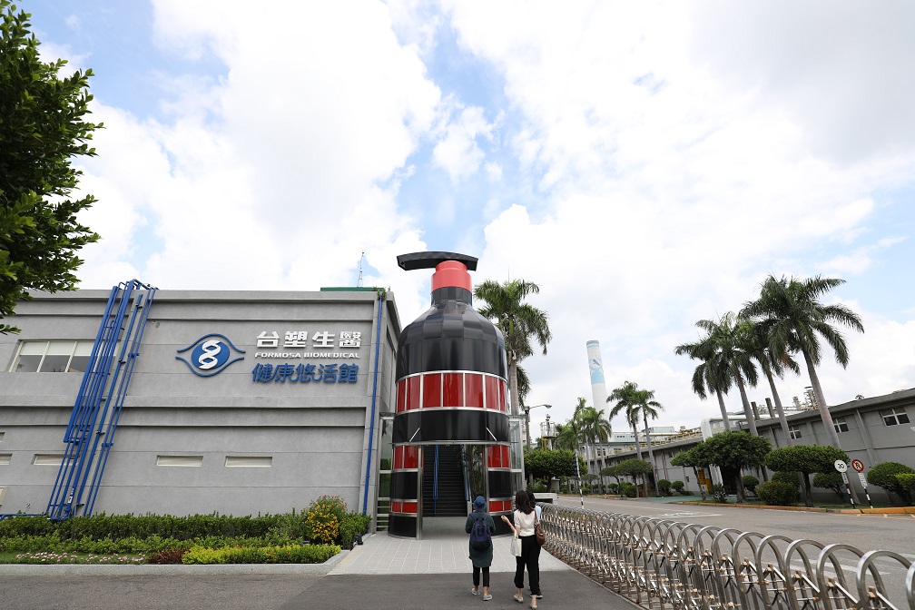 外觀有個大罐洗髮精，這是走入觀光工廠的入口處。