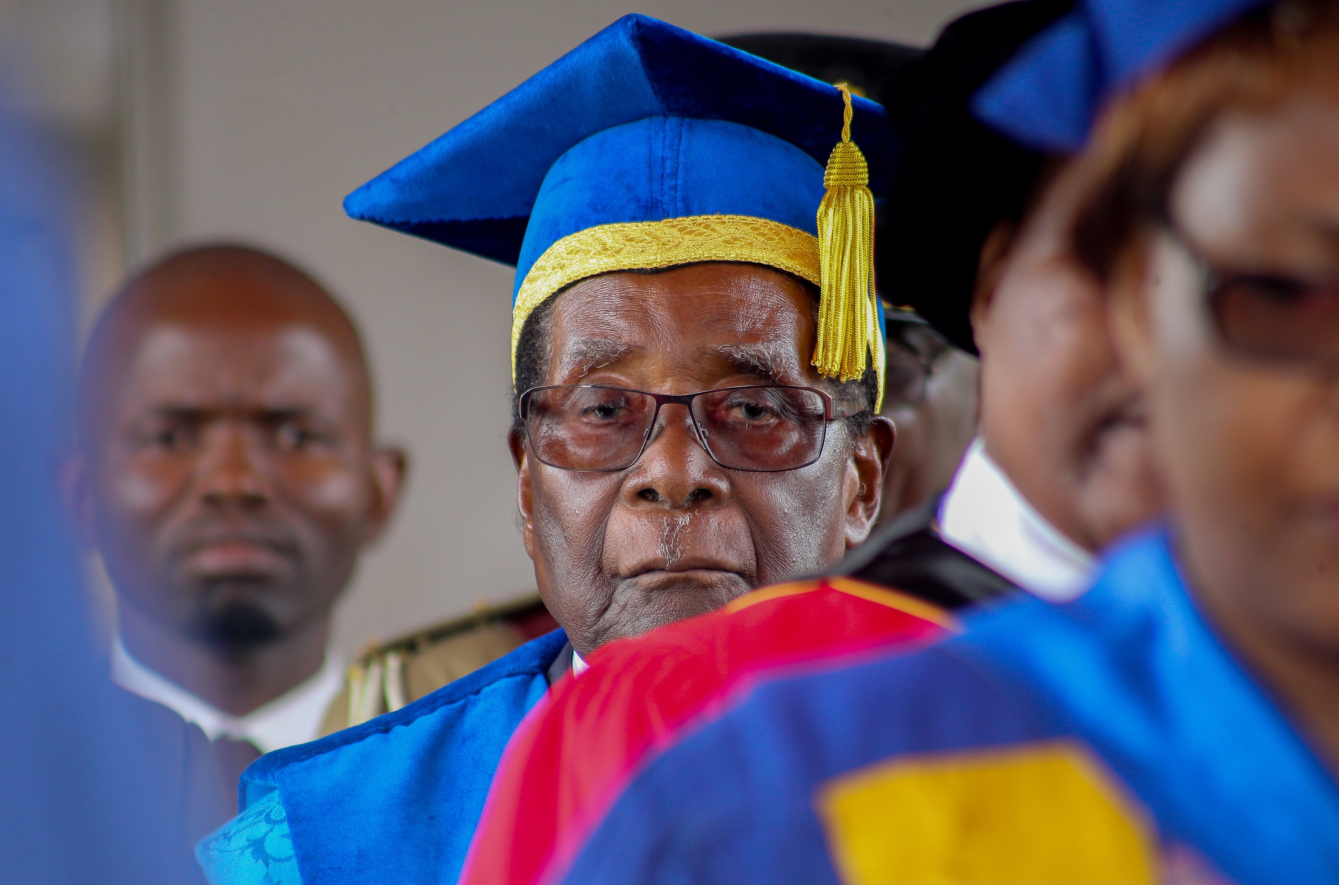 2017年11月17日,93歲的辛巴威總統穆加比遭軍方軟禁之後首次在公開場合露面。他身穿學士服,出席首都哈拉雷的開放大學畢業典禮。(東方IC)