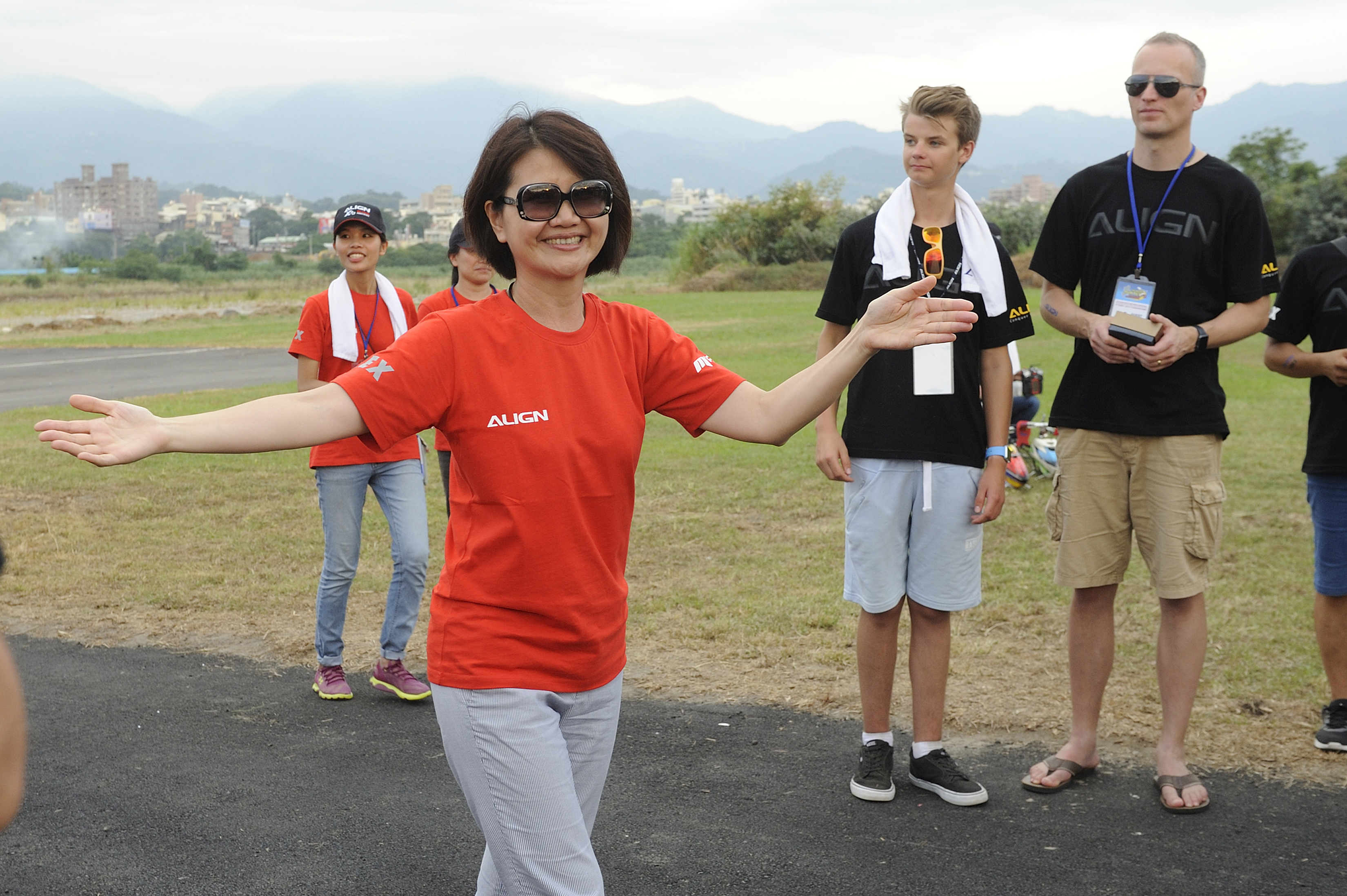 亞拓杜大森的妻子黃文麗個性隨和，一路支持丈夫創業轉型。