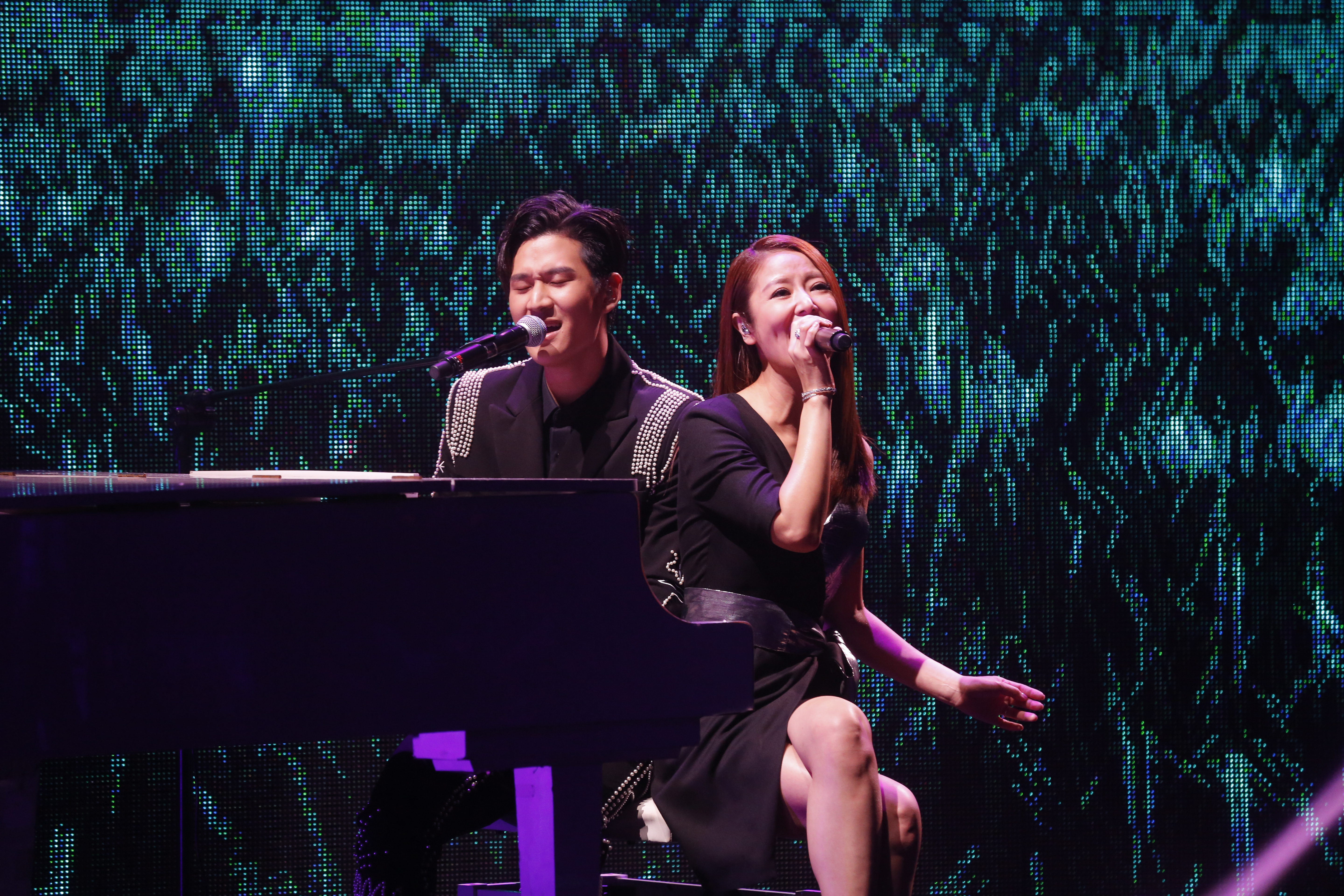 林心如（右）特地回台，參加周興哲演唱會，演唱〈想回到那一天〉。
