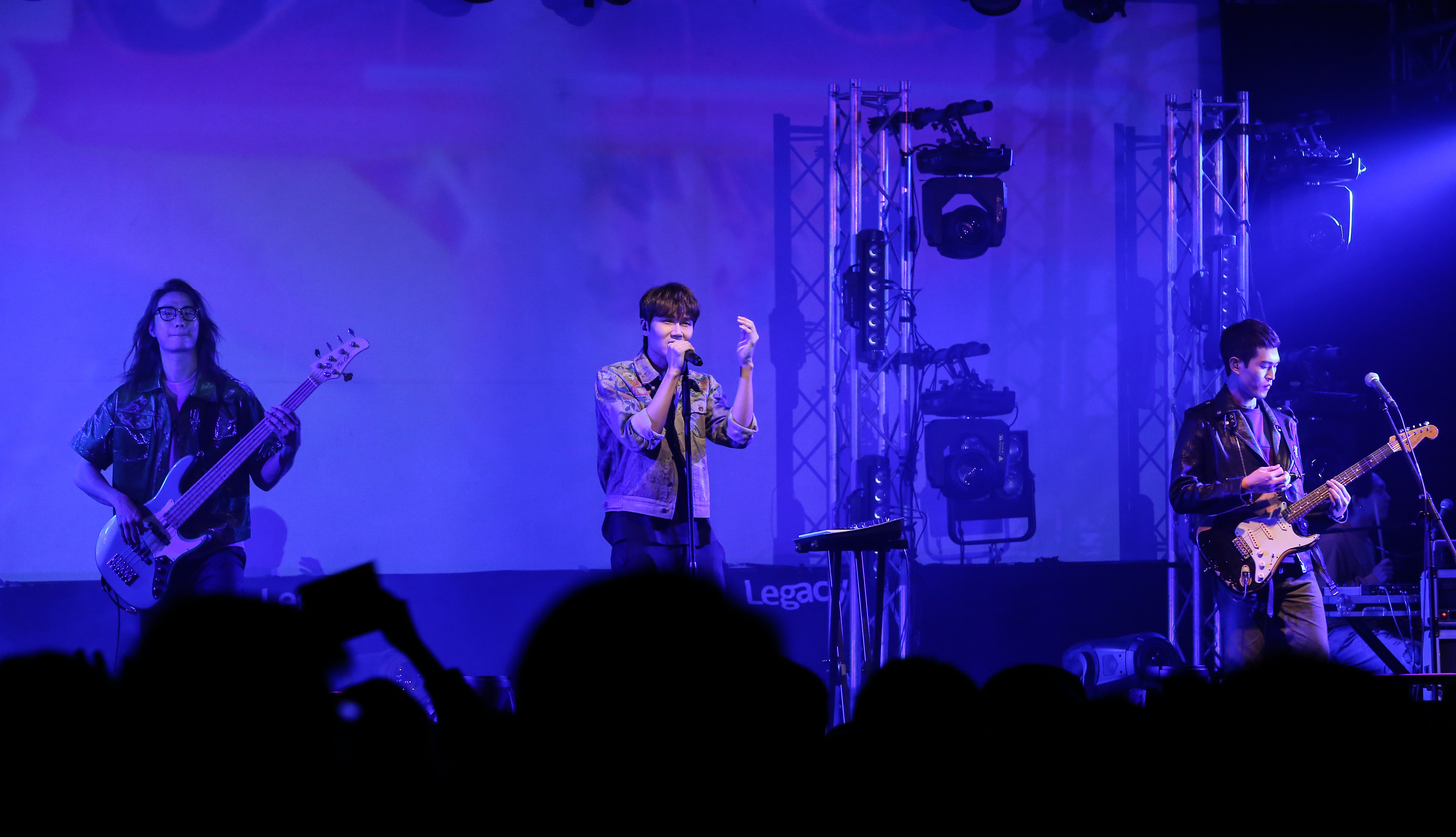 「宇宙人」舉辦右腦Right Now演唱會，成員方Q（左起）、小玉、阿奎與歌迷同樂。