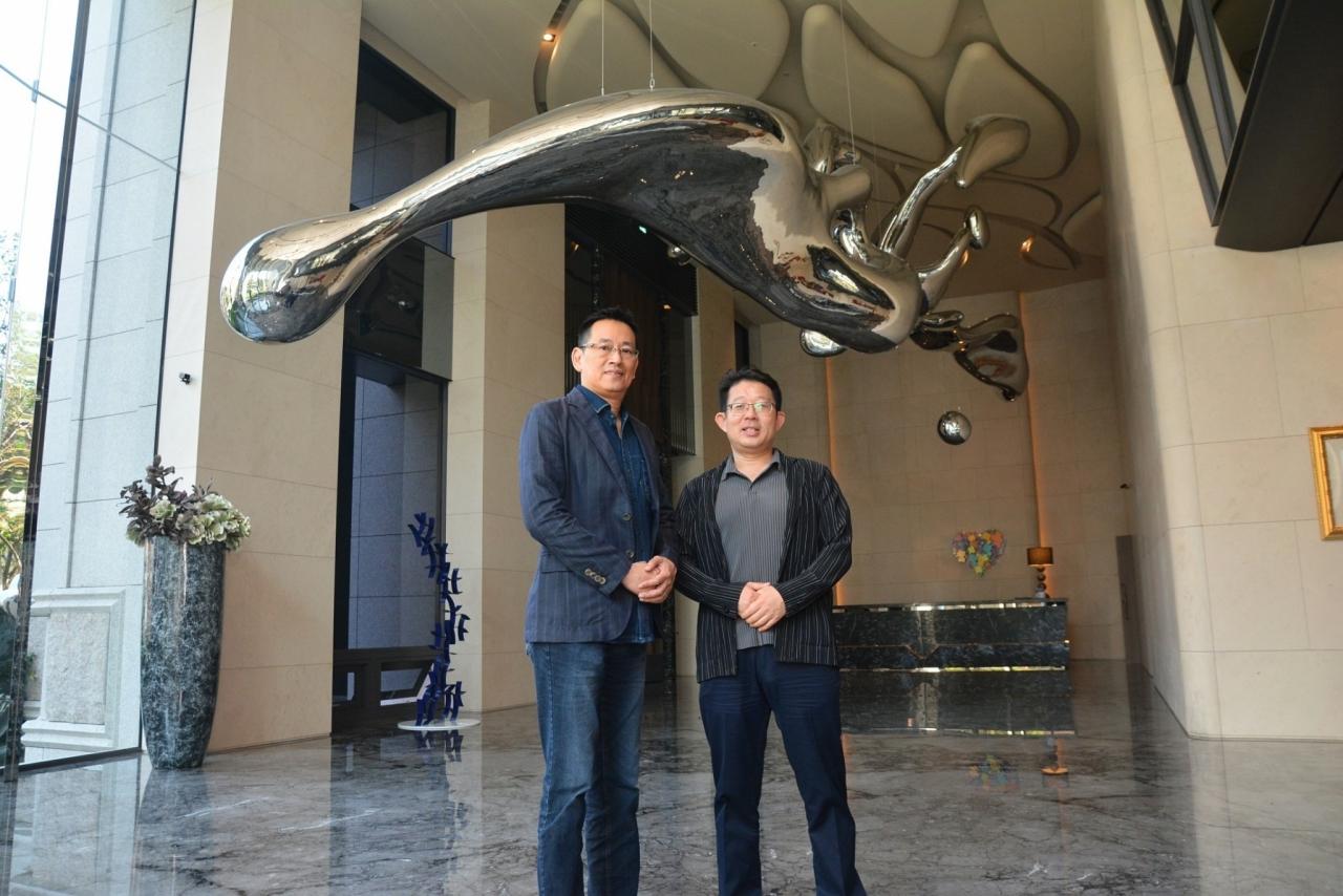 十邑設計主持人王勝正（左）為雙橡園Ｖ1特區打造獨特空間，圖右為雙橡園開發執行長王慶瑞。