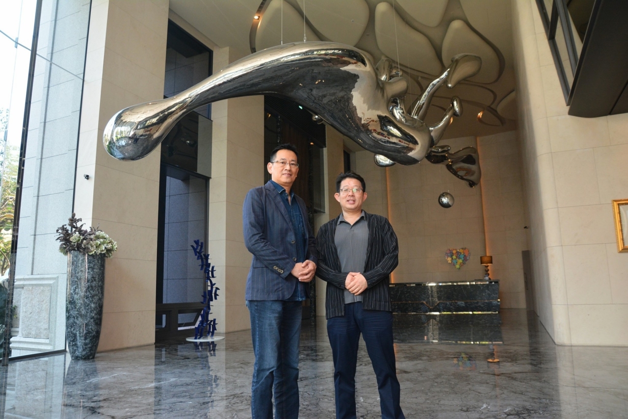 十邑設計主持人王勝正(左)為雙橡園V1特區打造獨特空間,圖右為雙橡園開發執行長王慶瑞。