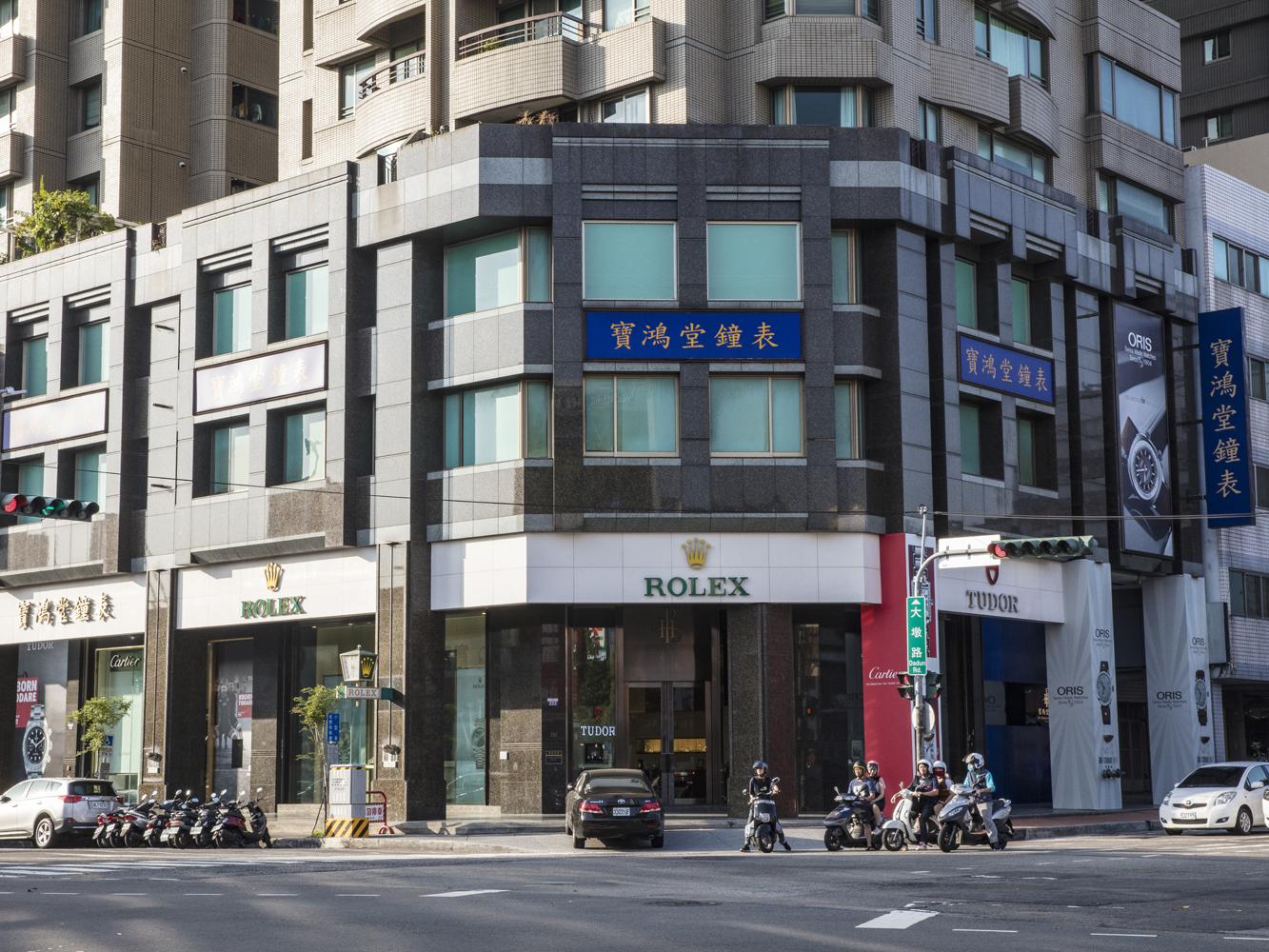 寶鴻堂台中五權旗艦店/服務電話:+886 4 2475 3868/門市地址:台中市南屯區五權西路二段222號/營業時間:每日 AM 11:45~PM 9:30 , 全年無公休