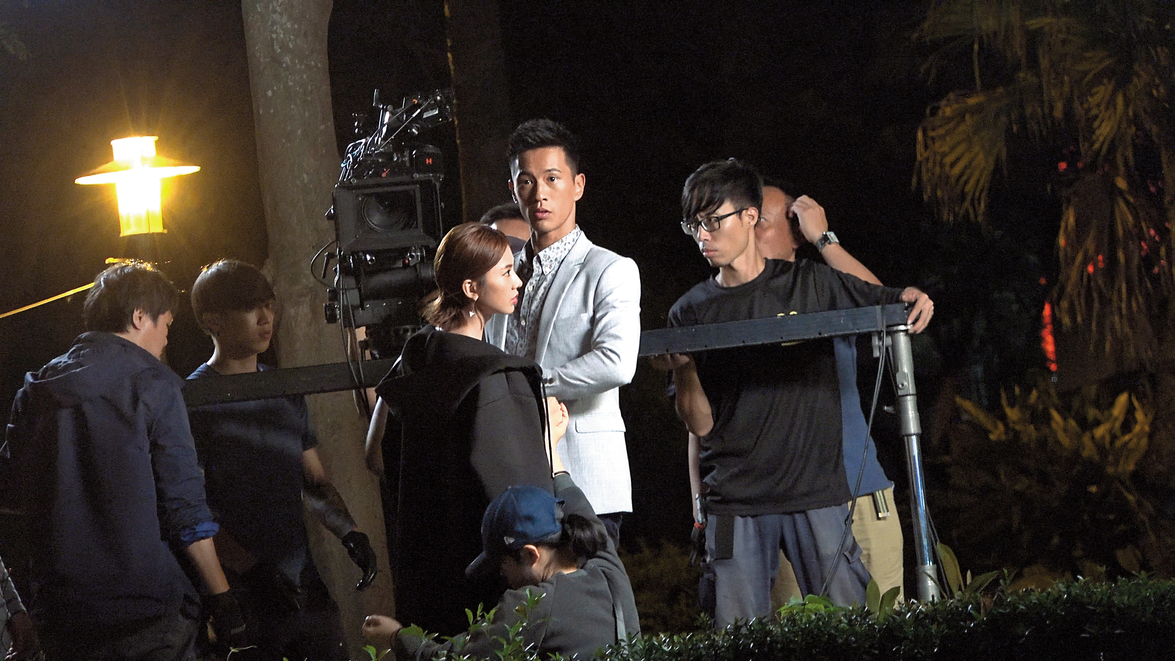 11月15日 22:24 兩人邊拍邊討論,晚間氣溫驟降,蔡黃汝趁空檔趕緊披上外套。