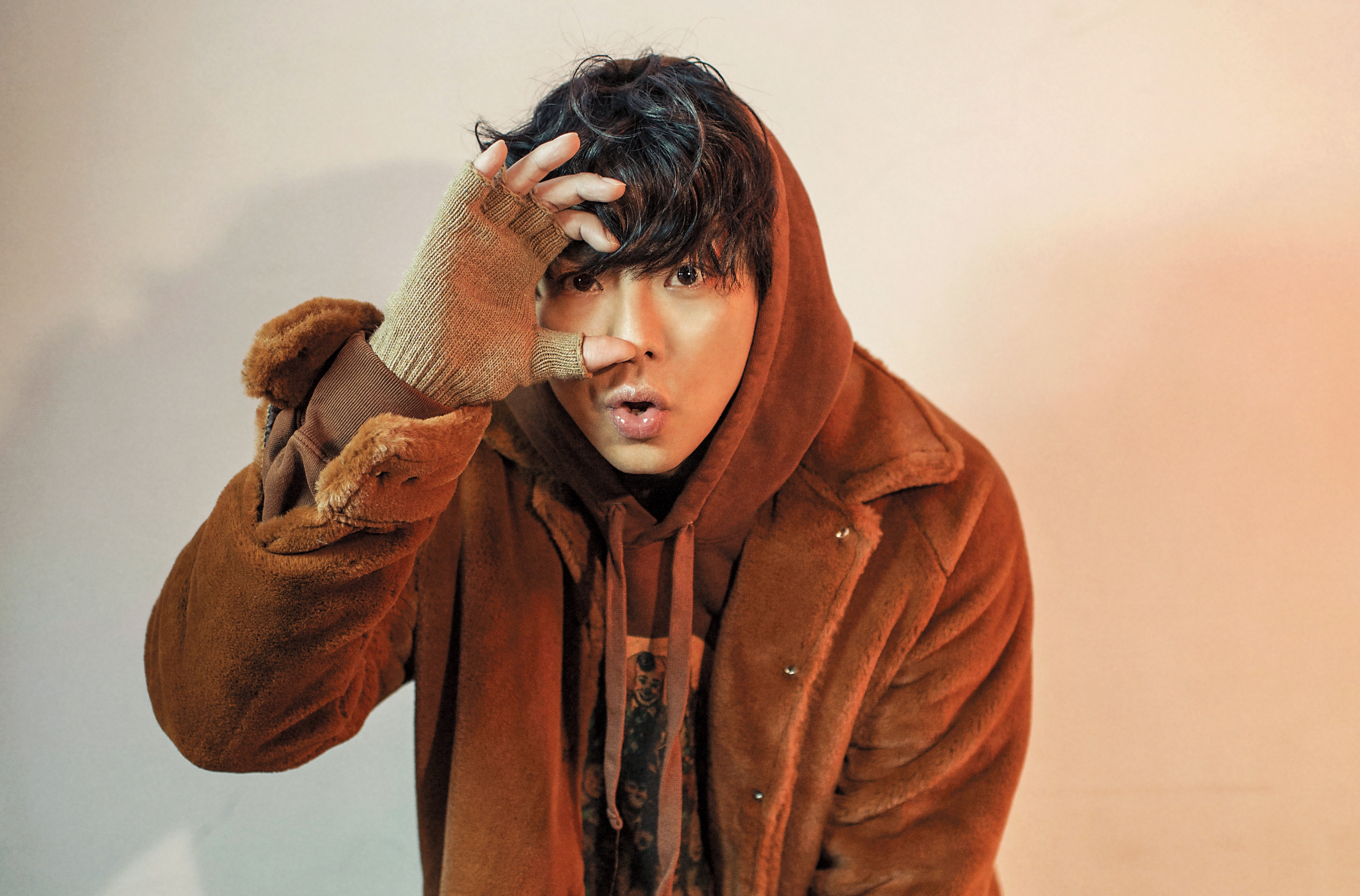 小鬼運用冬天流行暖色系，咖啡、黃、橘色，營造一種打獵氛圍。