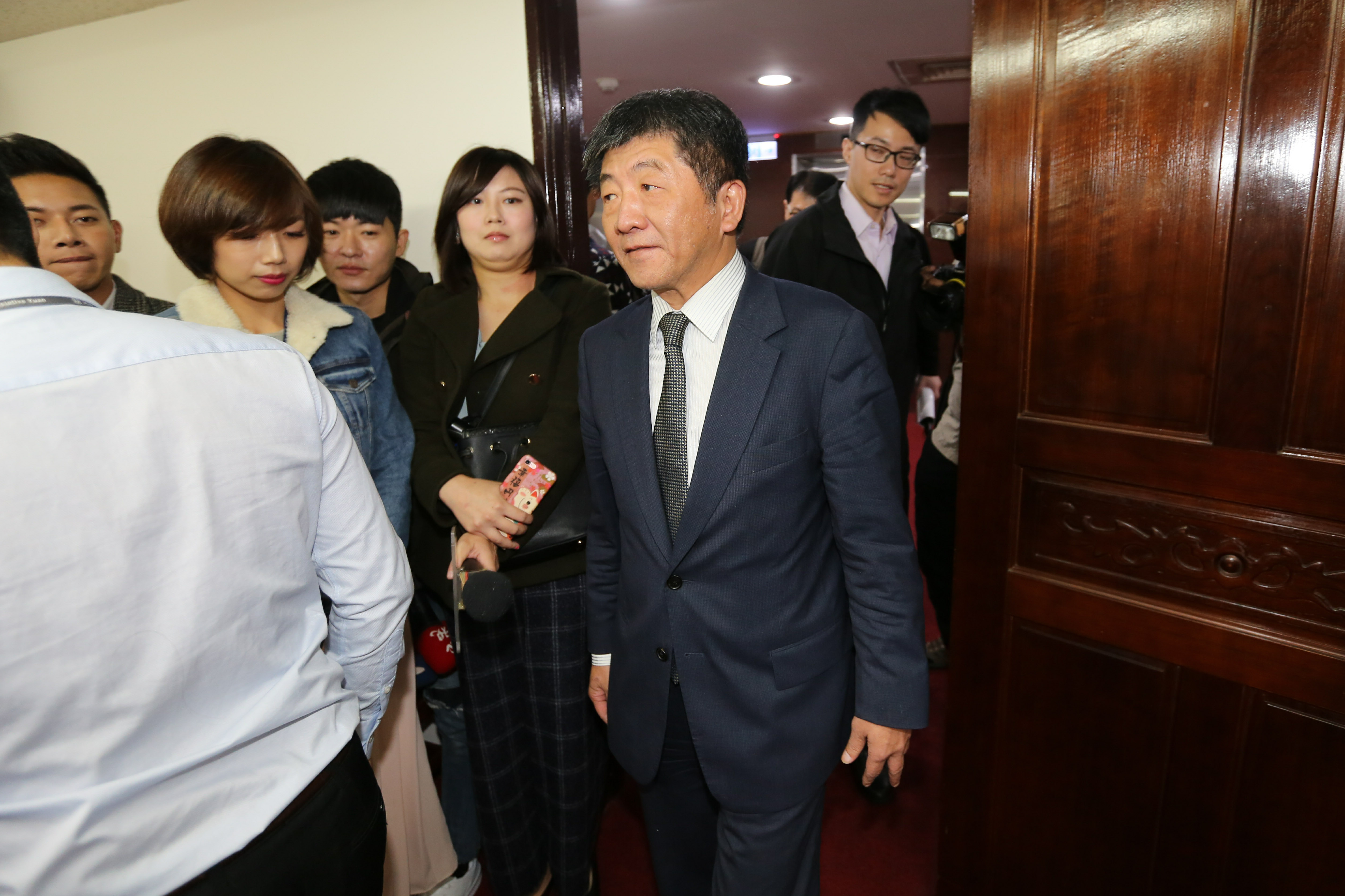 衛福部長陳時中（右1）親自出席《勞基法》審查會。