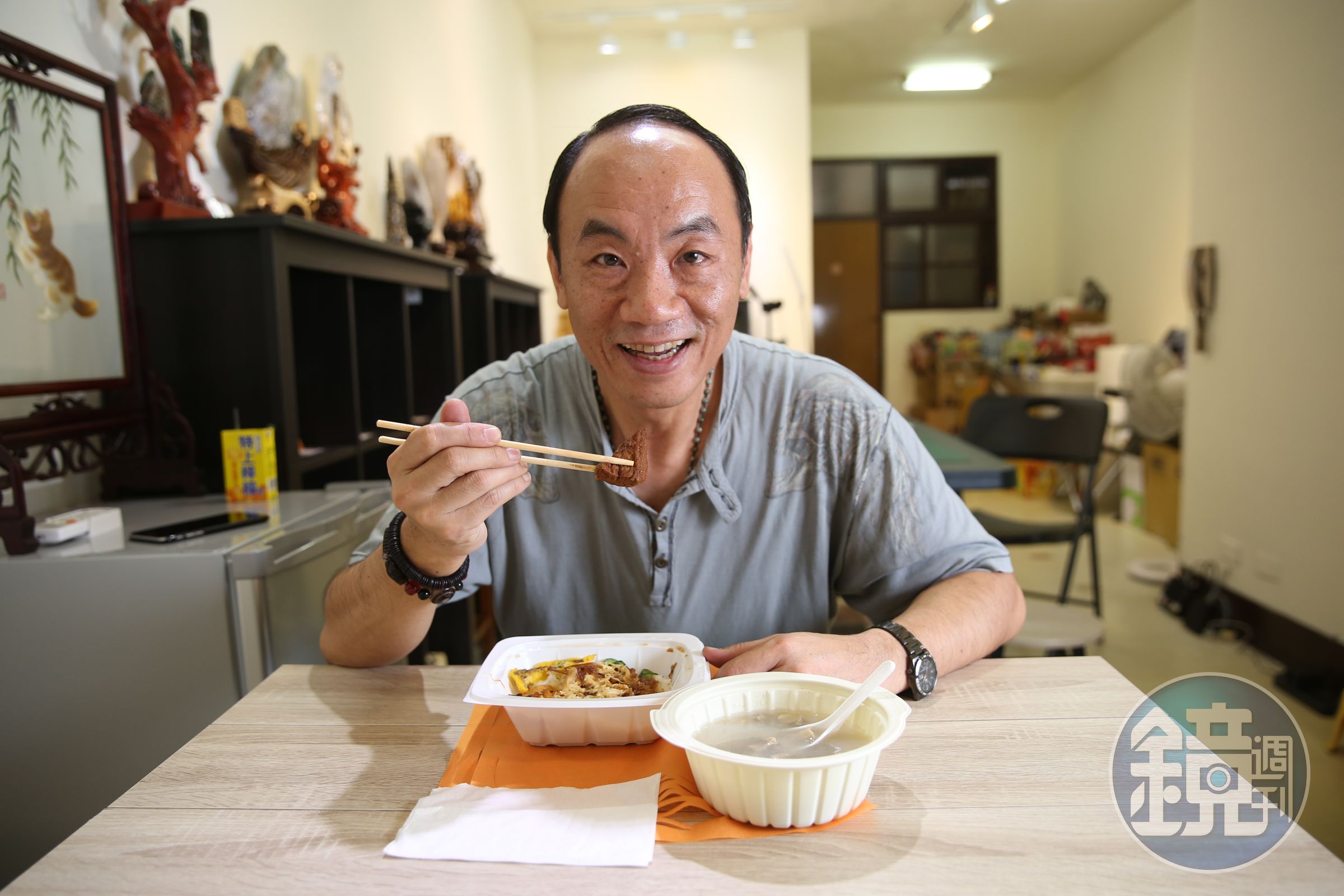 演員王自強以喜感小人物的廣告大受歡迎，他原是專業隨扈，午餐時刻常得因地就宜，有什麼吃什麼。