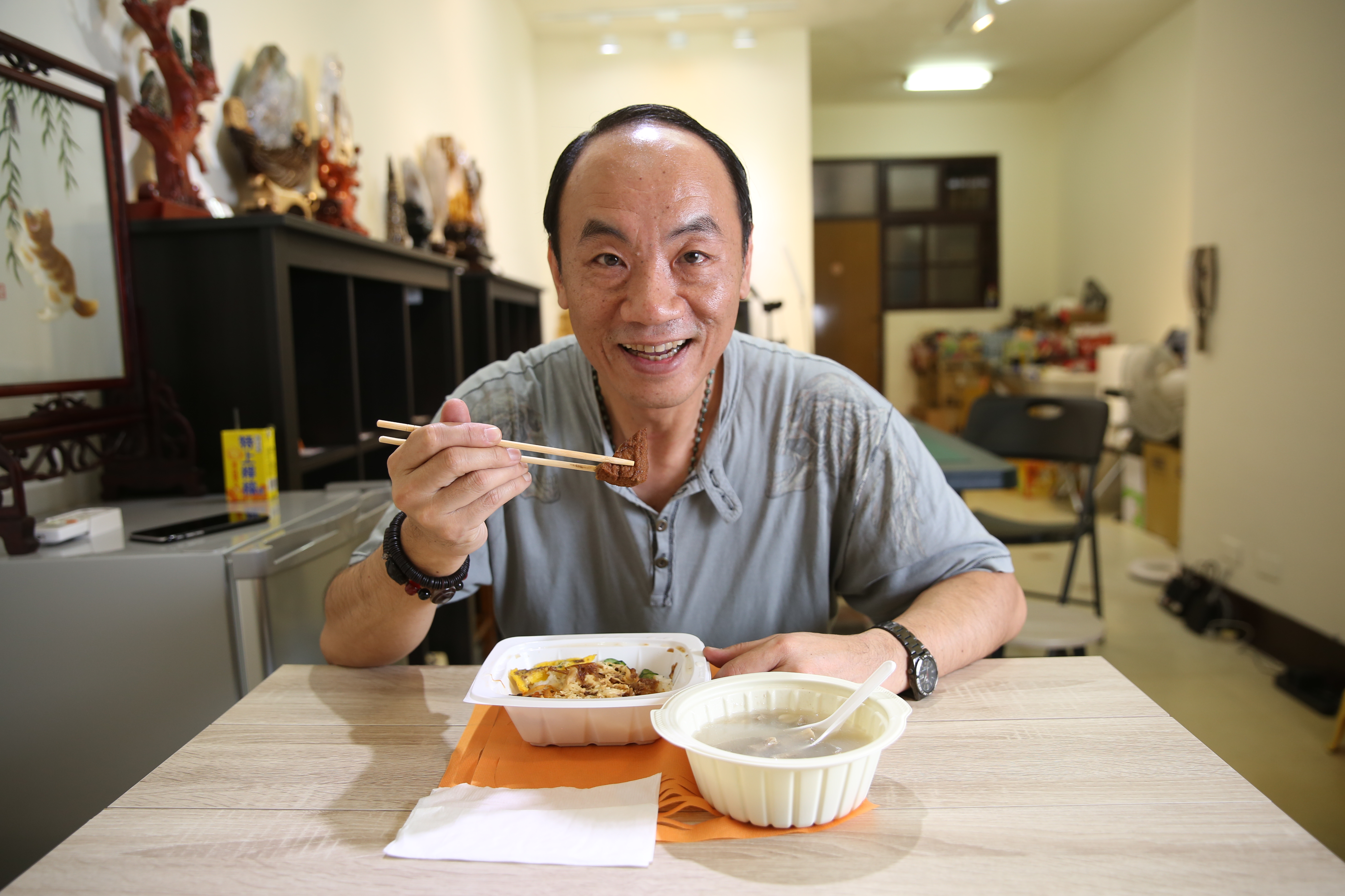 演員王自強以喜感小人物的廣告大受歡迎，他原是專業隨扈，午餐時刻常得因地就宜，有什麼吃什麼。