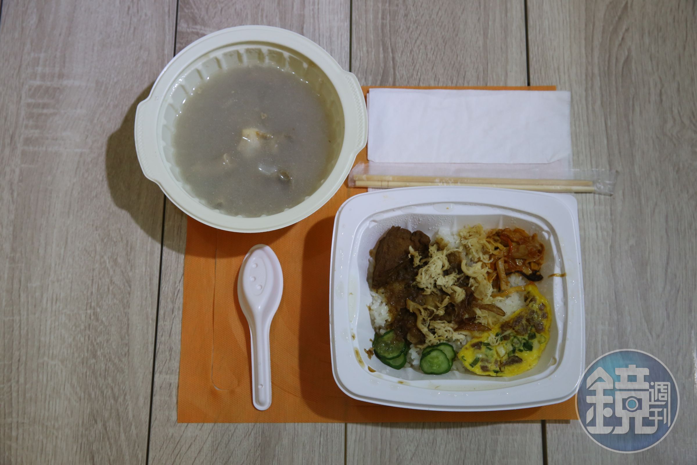 王自強對食物不挑，少數下廚的時刻是為女兒煮補品，這天的午餐是便利商店的便當。