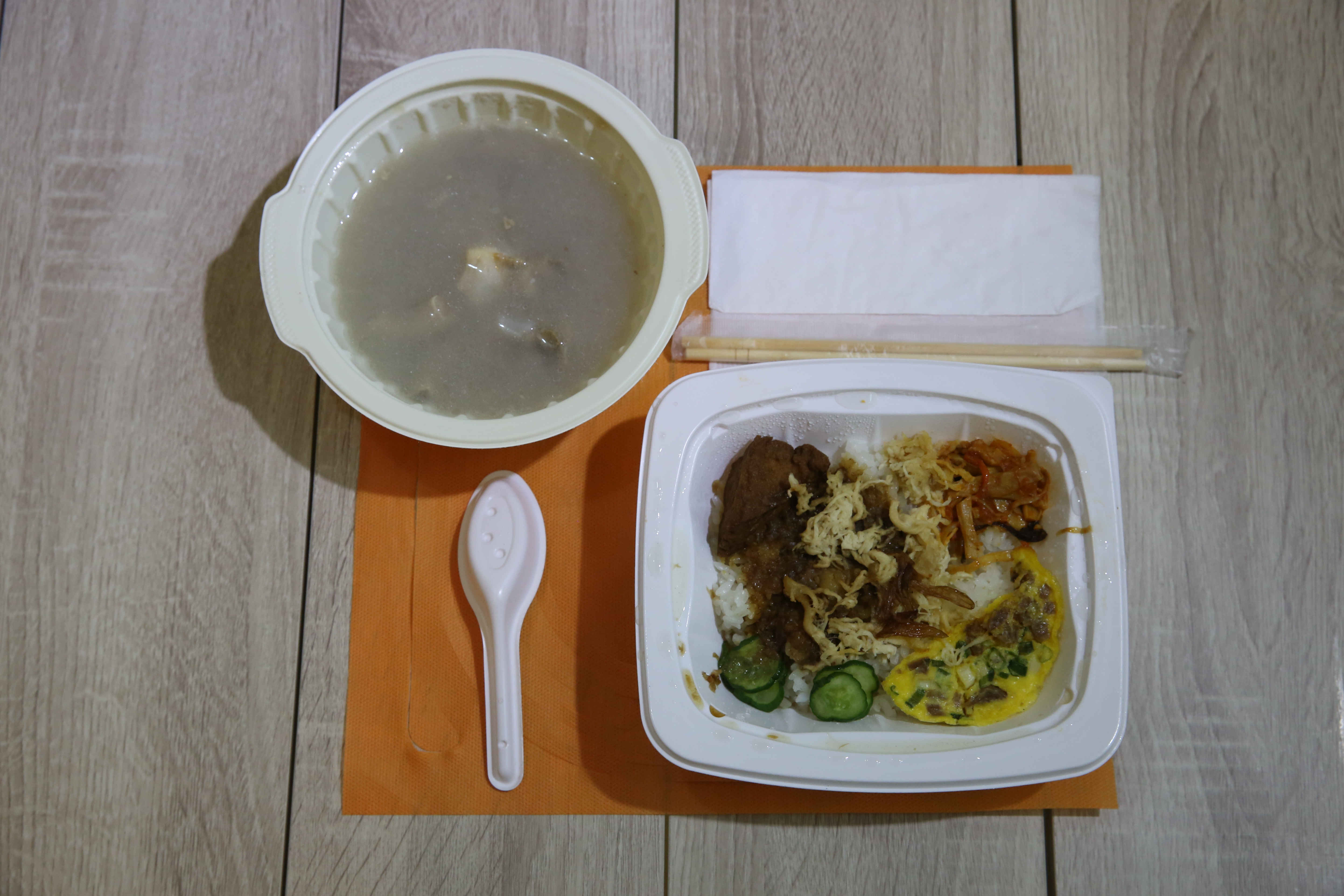 王自強對食物不挑，少數下廚的時刻是為女兒煮補品，這天的午餐是便利商店的便當。