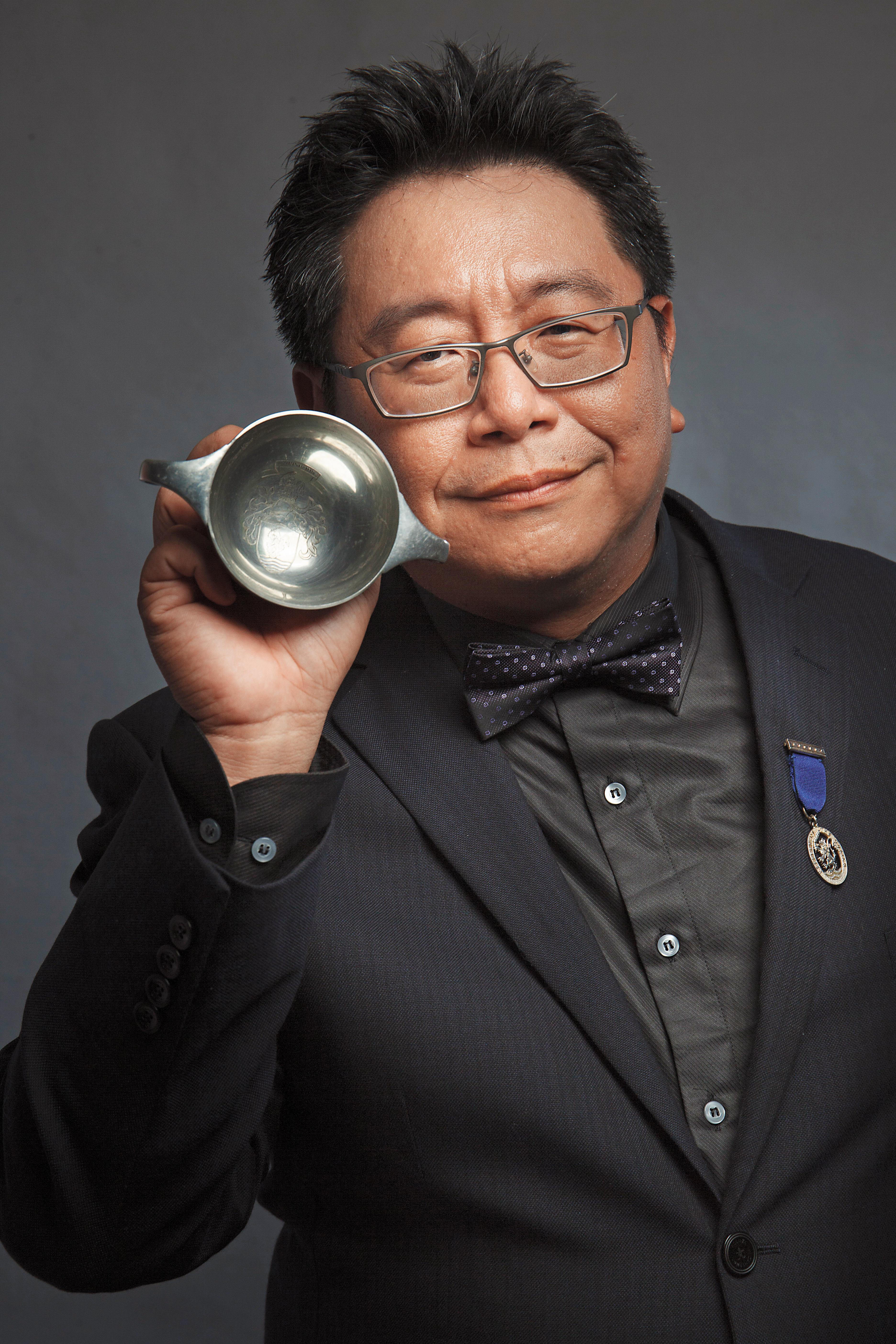 雙耳小酒杯(Quaich)是古代的品飲杯,飲用時必須兩手,代表放下殺戮(武器)展現和平之意,蘇格蘭業界也以這為象徵。