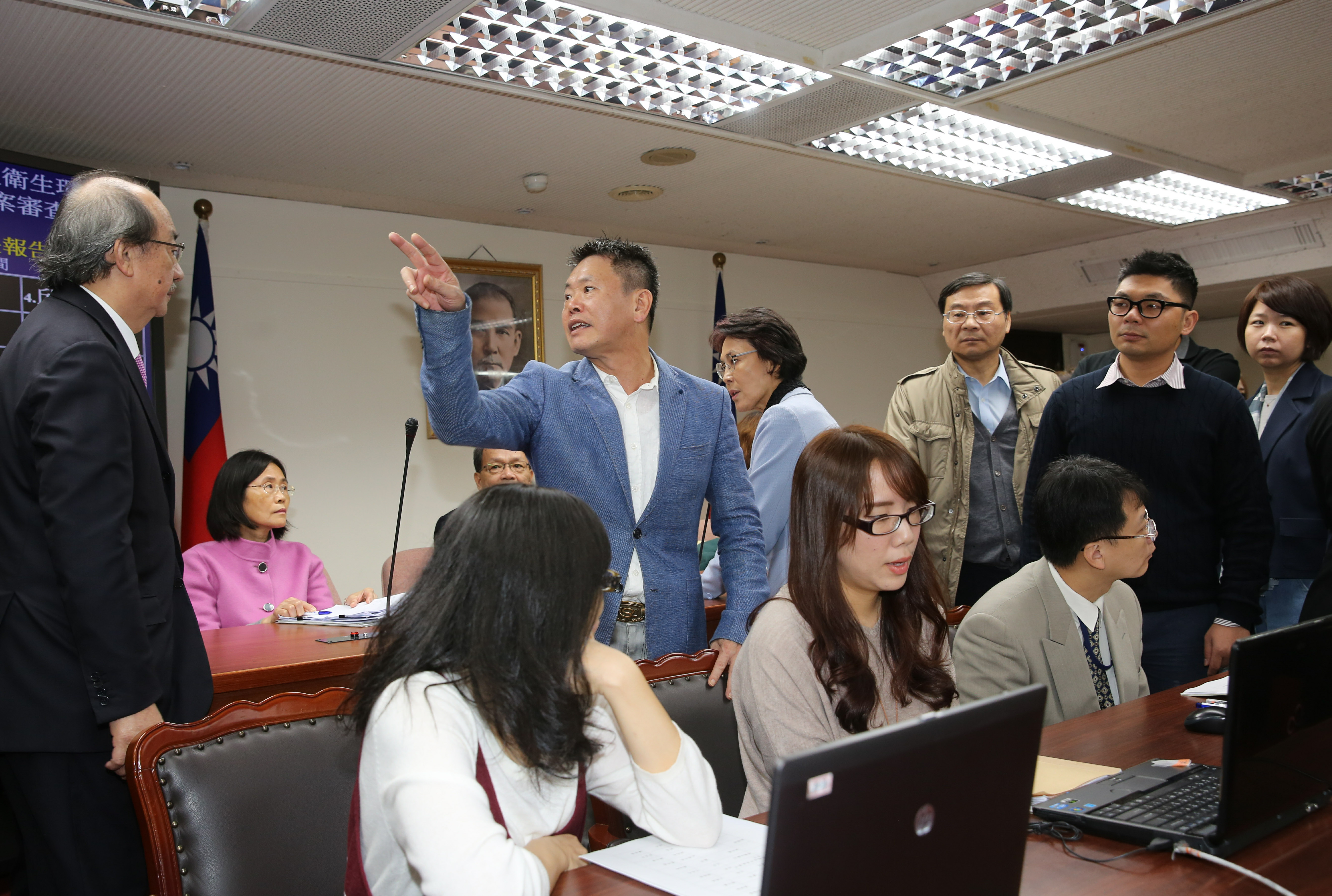 國民黨團書記長林為洲(左2)率領黨團立委向民進黨團總召柯建銘抗議程序發言無法進行。