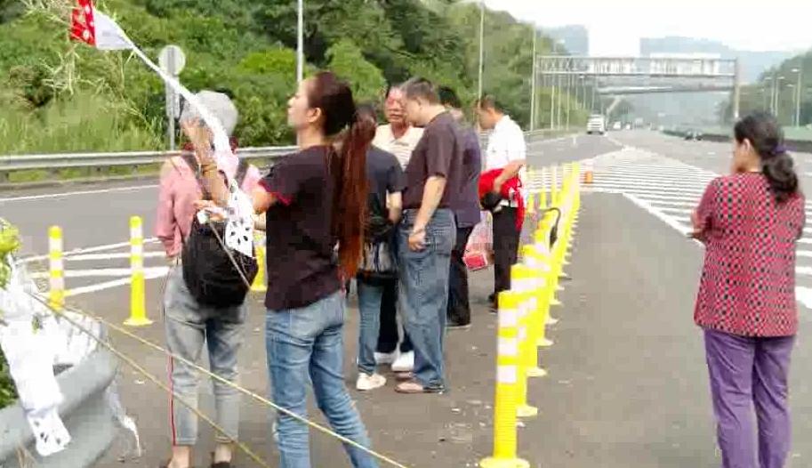 國道四死車禍,家屬南下事故地點招魂。