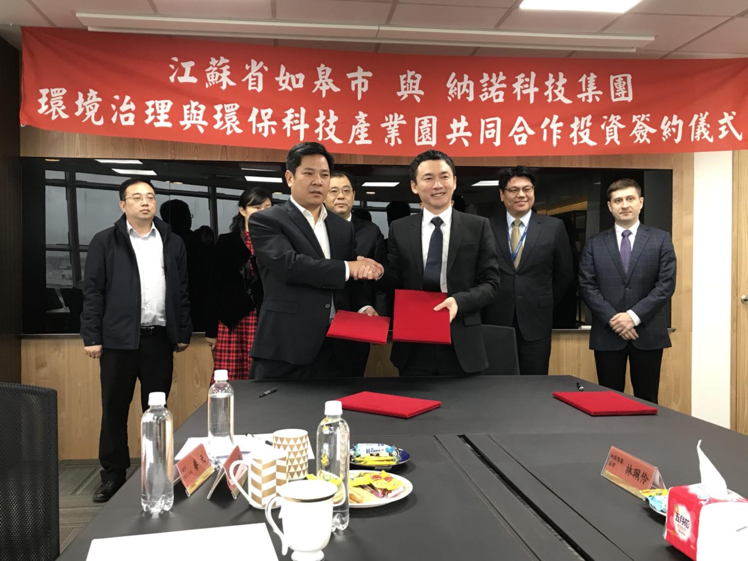 台商呂鴻圖(右)在中國大陸開設的納米鑽石微粉商納諾科技集團,與如皋市委書記簽約投資環保事業。