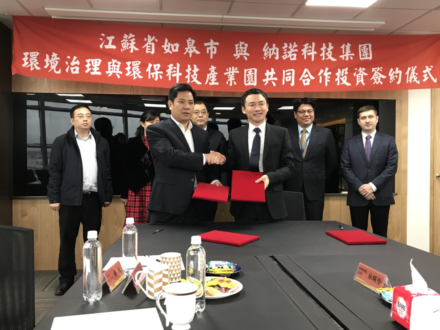 台商呂鴻圖（右）在中國大陸開設的納米鑽石微粉商納諾科技集團，與如皋市委書記簽約投資環保事業。