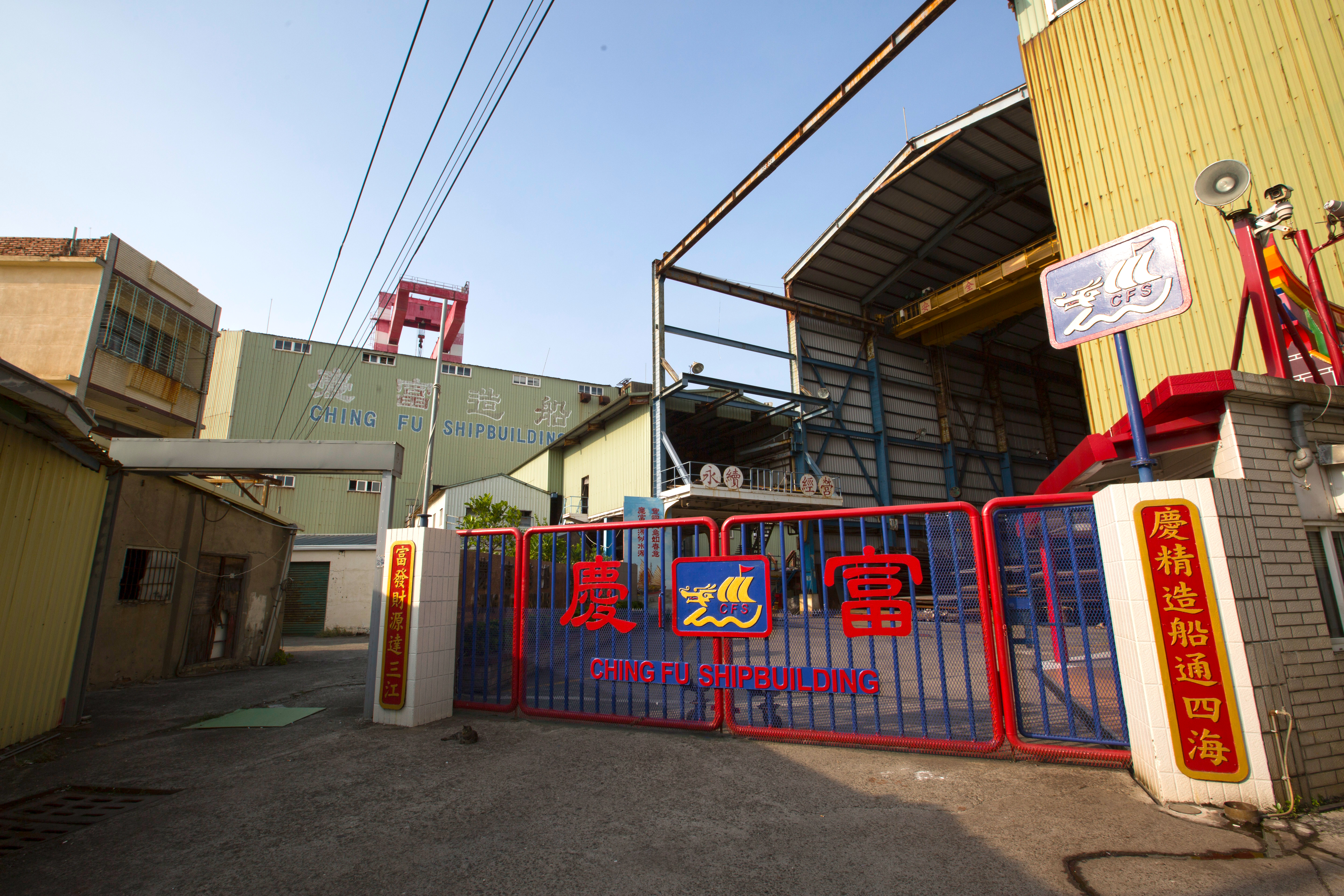 高檢署懷疑慶富前執行長簡良鑑涉嫌在幕後主導向銀行詐貸數10億元，聲請羈押，但法官認為簡涉案程度低於已獲交保的主嫌陳慶男父子，以300萬元交保。