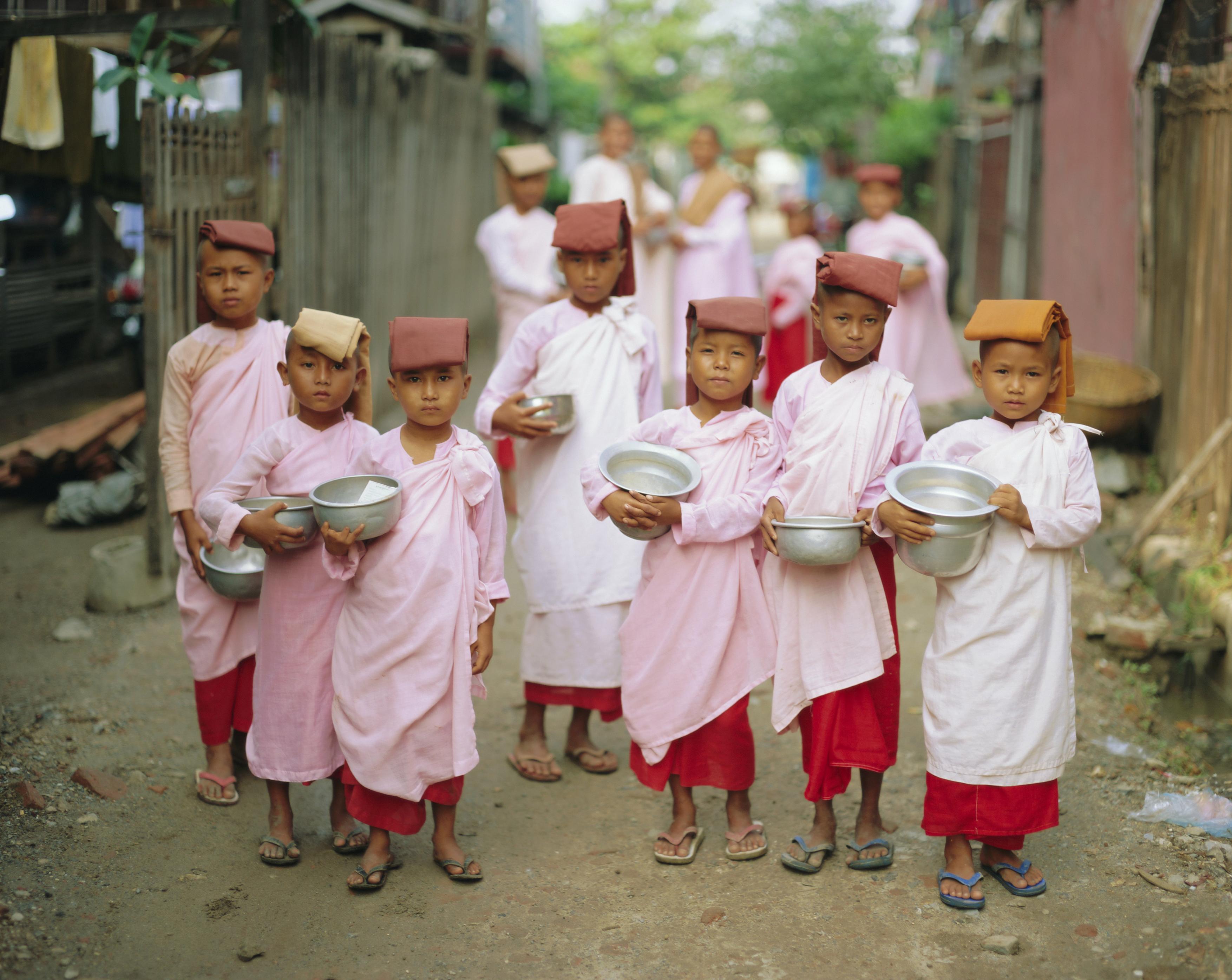 緬甸的小尼姑們在街頭托缽化緣。根據「全球給予指數」，緬甸是連續第四年被評為全球最慷慨、最善心助人的國家。（東方IC）