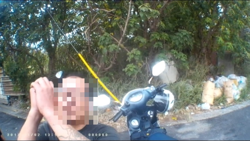 剛交保就偷車當代步工具的高嫌跪地求饒。（警方提供）