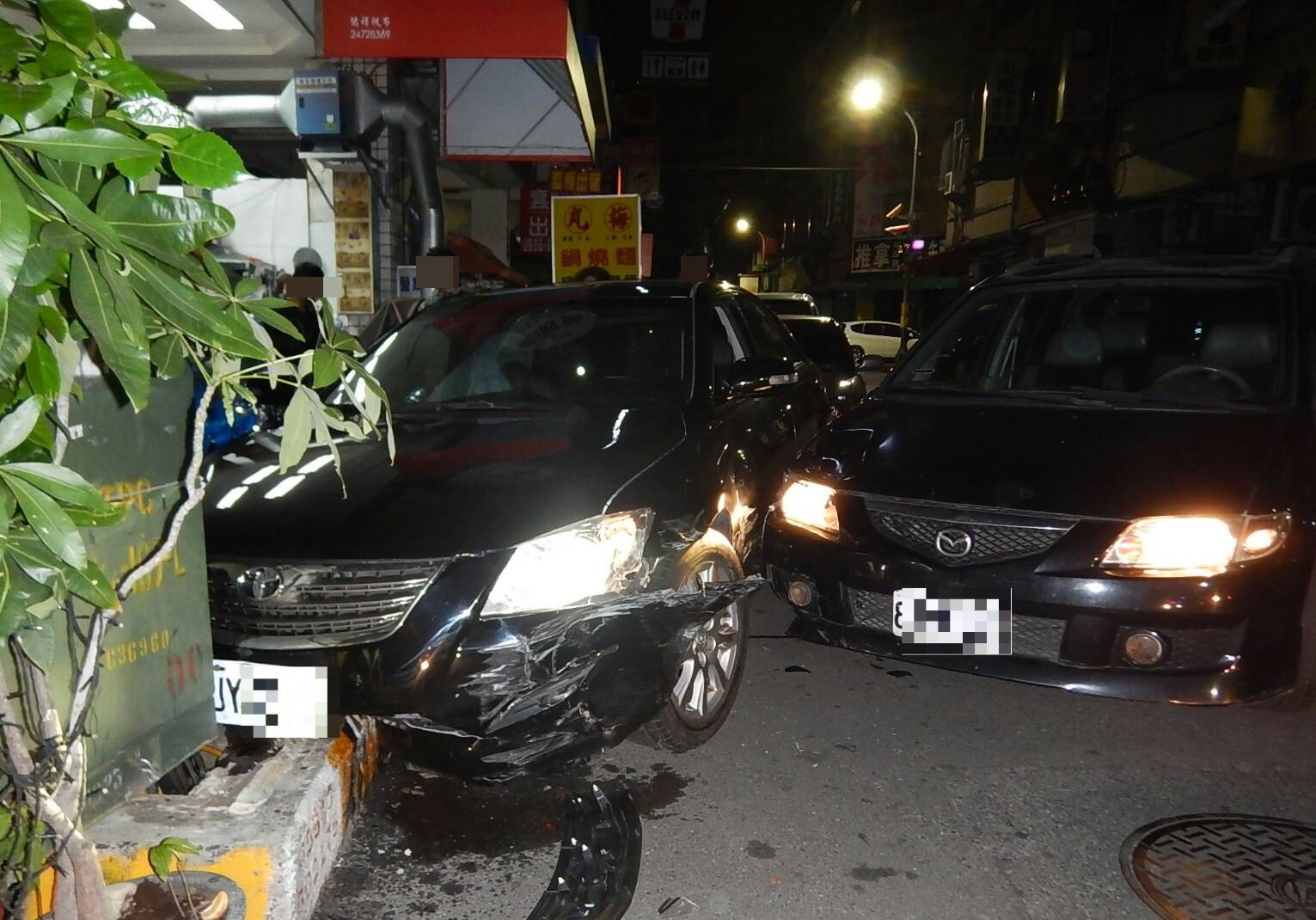 黃嫌的車輛被警方以車擋住去路，自撞變電箱受困。（警方提供）