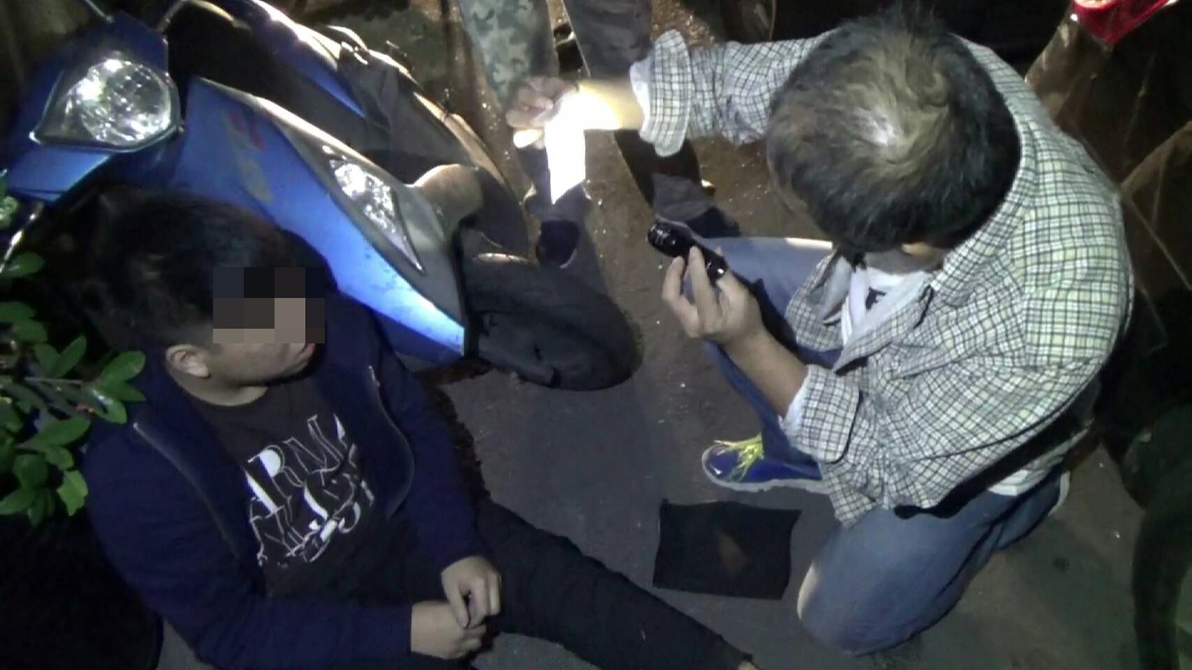 黃嫌破窗揪出黃嫌，他供稱第一次販毒就被捕，警方現場搜出15包安非他命，黃嫌表示本欲以每包2,500元賣出。（警方提供）