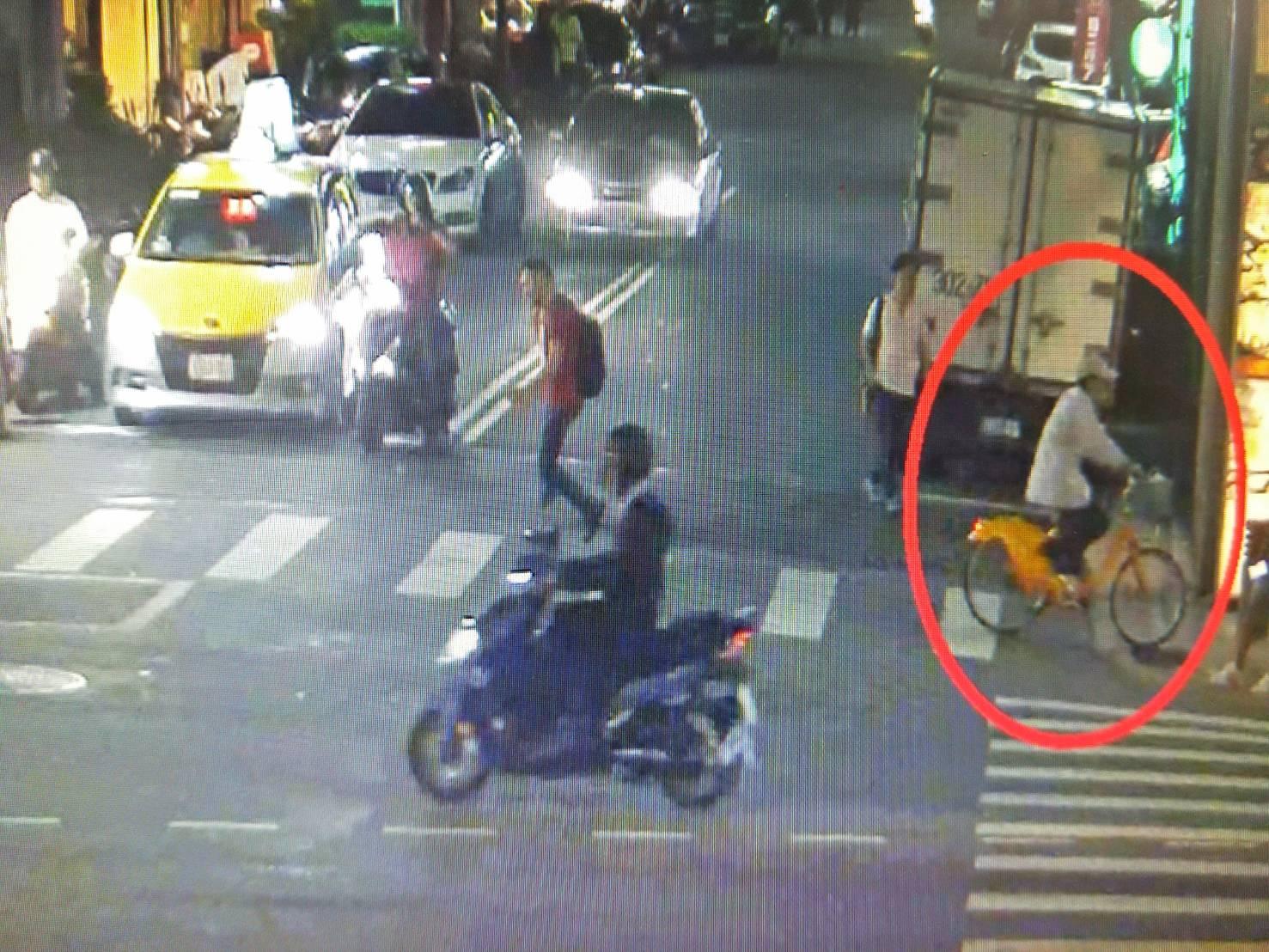 綽號「阿文」的機車慣竊利用騎乘YouBike鎖定機車下手作案。（警方提供）