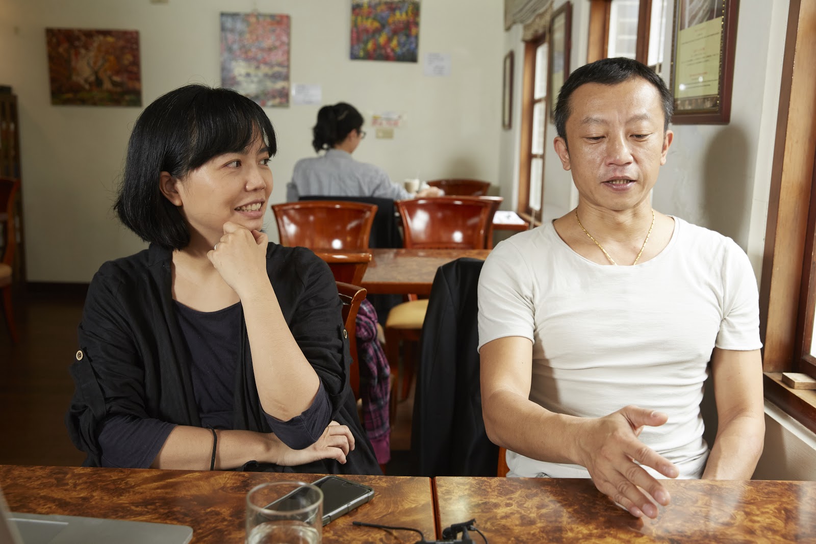 導演楊雅喆 （右）與美術指導蔡珮玲在《血觀音》中以顏色、空間、擺設、道具反映時代情境、呼應角色性格。