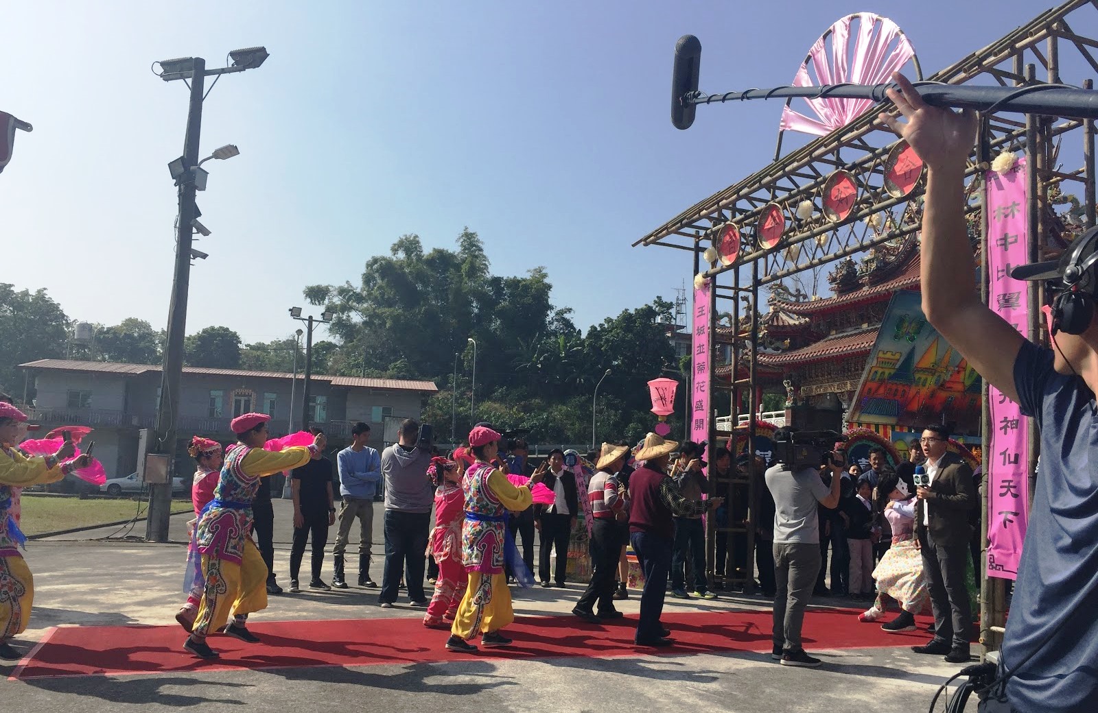 電影《血觀音》中的冥婚場面考慮傳統、也符合電影的荒謬感，並使用粉紅、綠、黑等奇怪的顏色。（双喜提供）