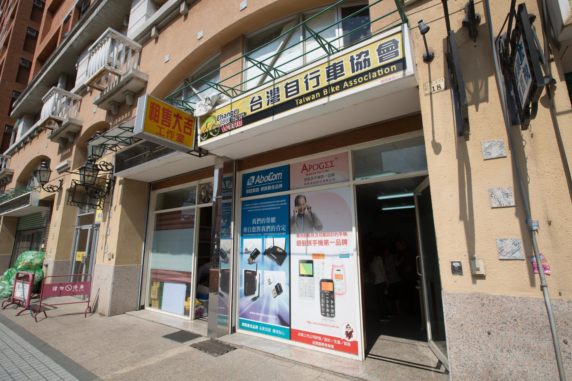 台灣自行車協會接連舉辦多項大型自行車比賽,卻是只收錢不管制,連路權都沒有申請。