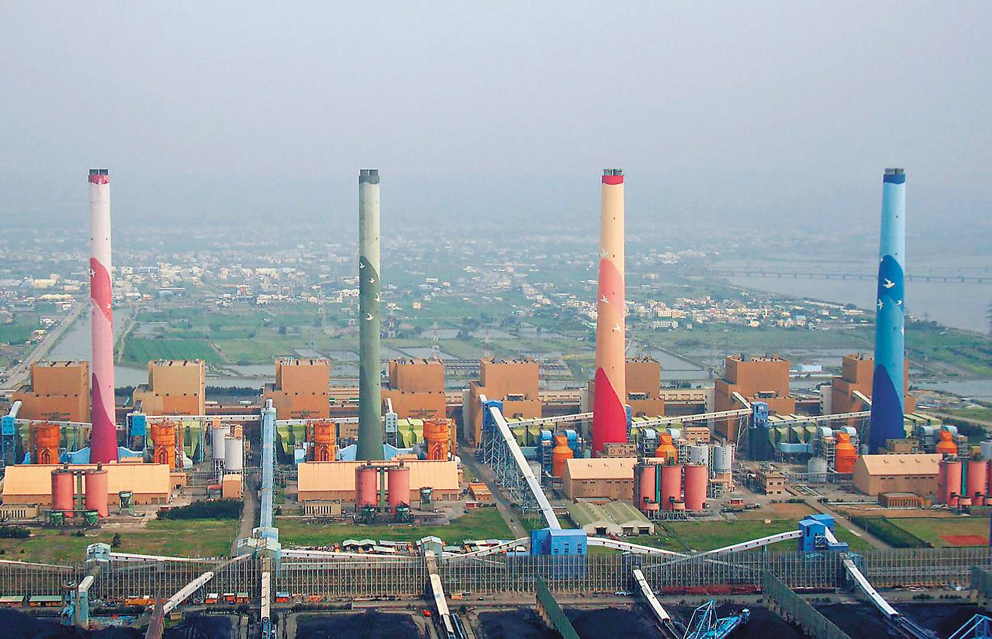 台中火力發電廠有9個燃煤機組的操作許可展延申請，上週遭台中市政府退回。（台中市政府提供）