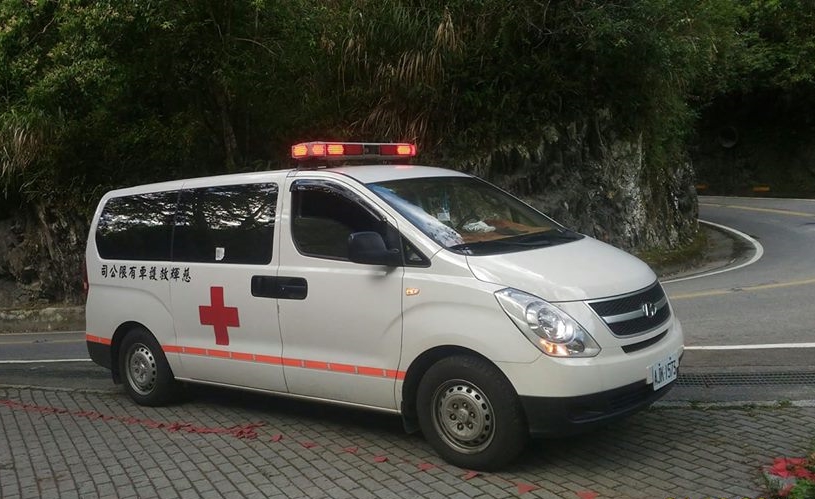 慈輝救護車違法跨區出勤，更疑因未及時急救導致患者死亡。圖非事發當天的救護車。（翻攝慈輝官方臉書）