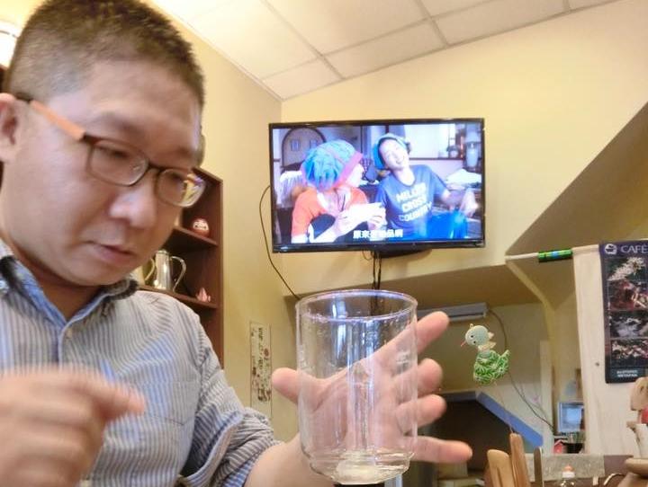 洪紹鈞投入咖啡研究12年，咖啡王子的夢想卻因自行車比賽破碎。（翻攝洪紹鈞臉書）