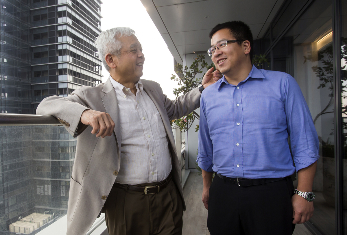 身為西華飯店創辦人，劉文治（左）父子都是苦幹實幹型商人，面對突來的稅金打擊，也只能打起精神面對。（今周刊提供）