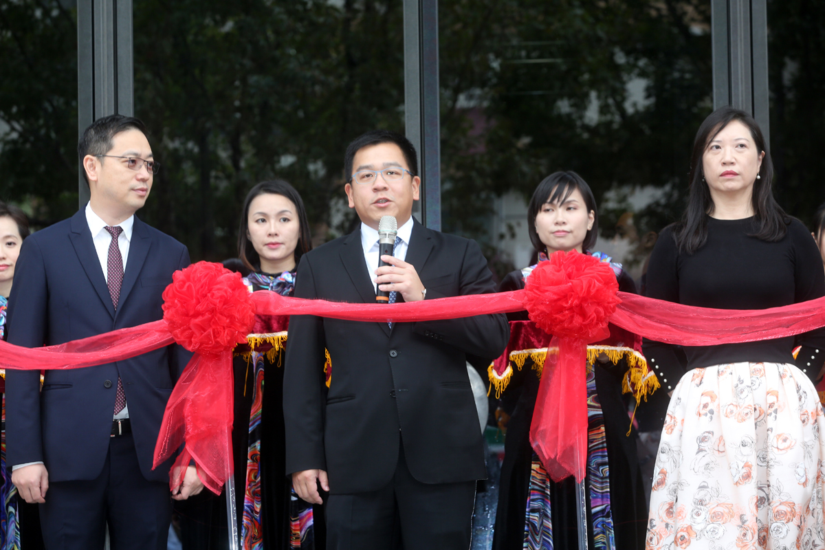 日前中城廣場開幕，向來低調的劉恆昌（中）跳上第一線剪綵，就是要為萬豪爭取曝光，吸引更多客源。