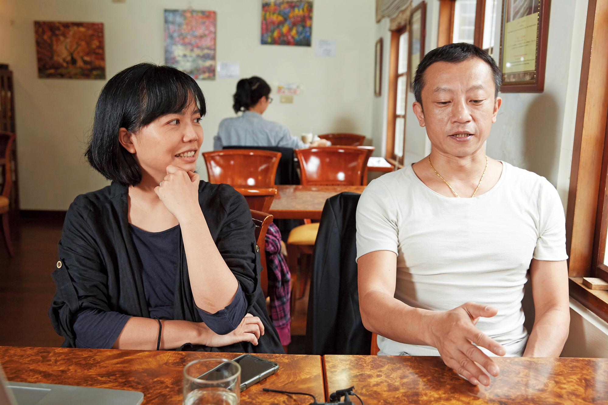 導演楊雅喆 （右）與美術指導蔡珮玲在《血觀音》中以顏色、空間、擺設、道具反映時代情境、呼應角色性格。