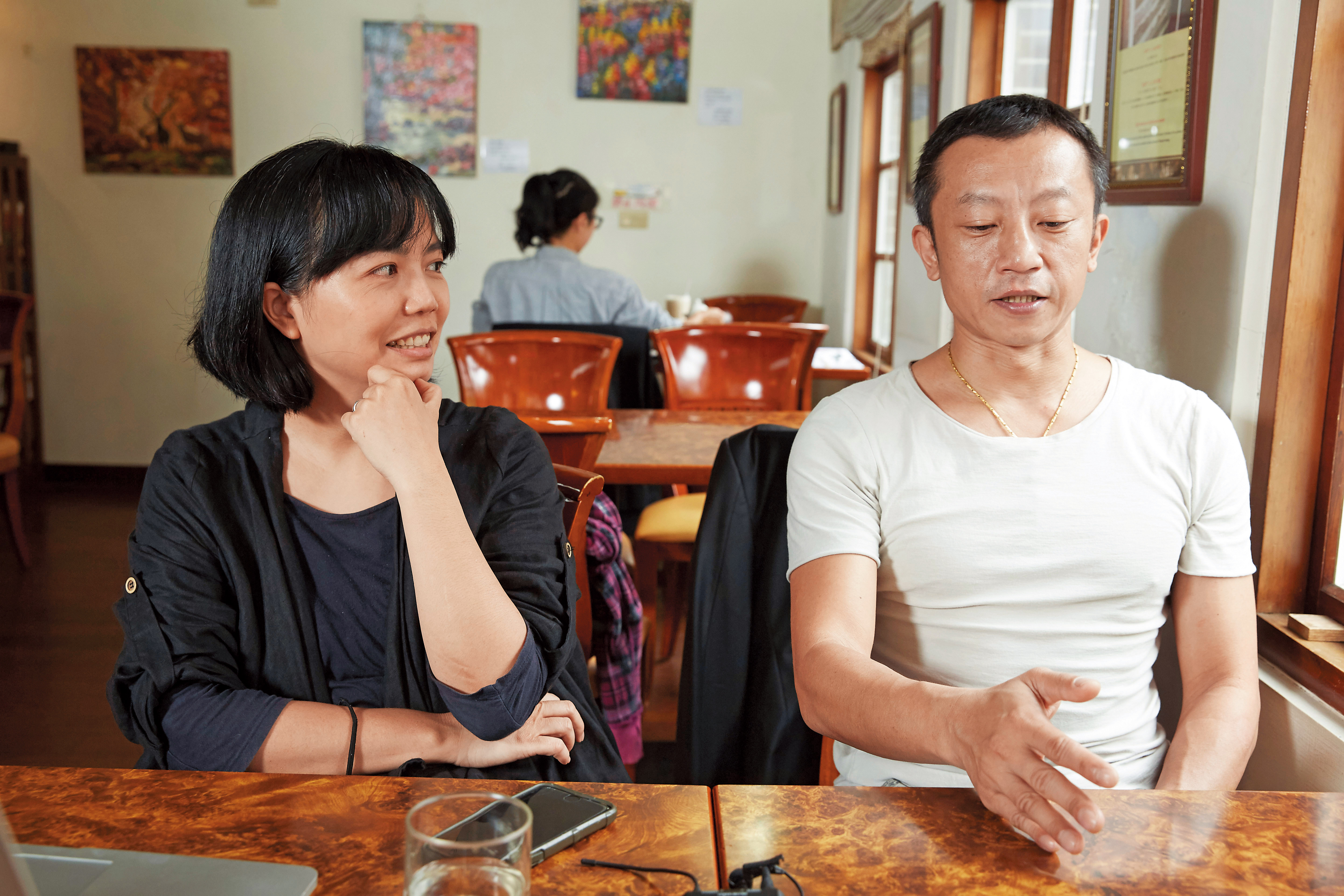 導演楊雅喆 （右）與美術指導蔡珮玲在《血觀音》中以顏色、空間、擺設、道具反映時代情境、呼應角色性格。