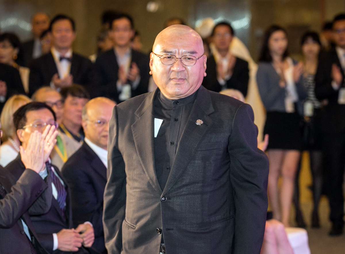 尹衍樑（前）賣大潤發，外界認為是為了救南山人壽。