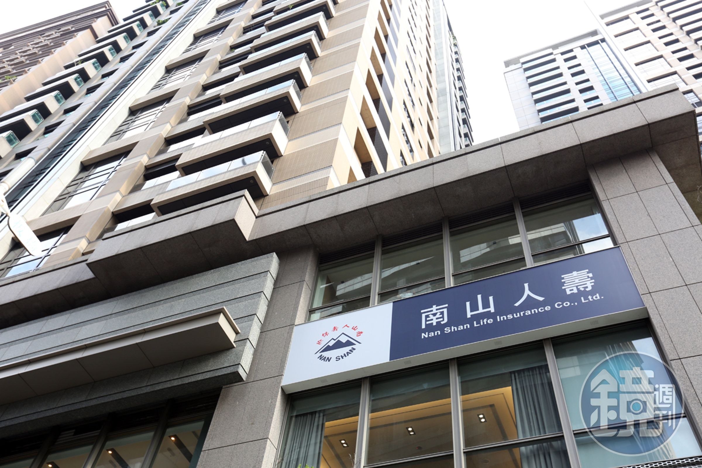 尹衍樑賣大潤發，外界認為是為了救南山人壽。