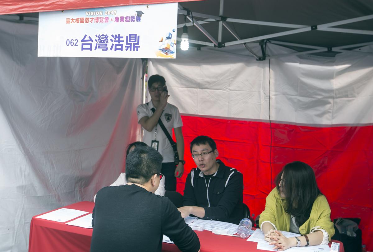 浩鼎解盲失敗後，尹衍樑在生技業的布局遭逢一連串挫折。圖為浩鼎今年參與台大校園徵才時的攤位。