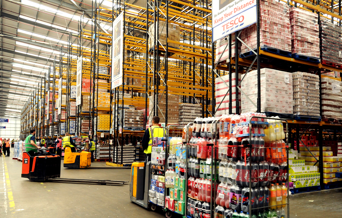 中國大陸實體店面經營困難，為了生存，TESCO於2013年宣布與大陸華潤集團合作。（東方IC）