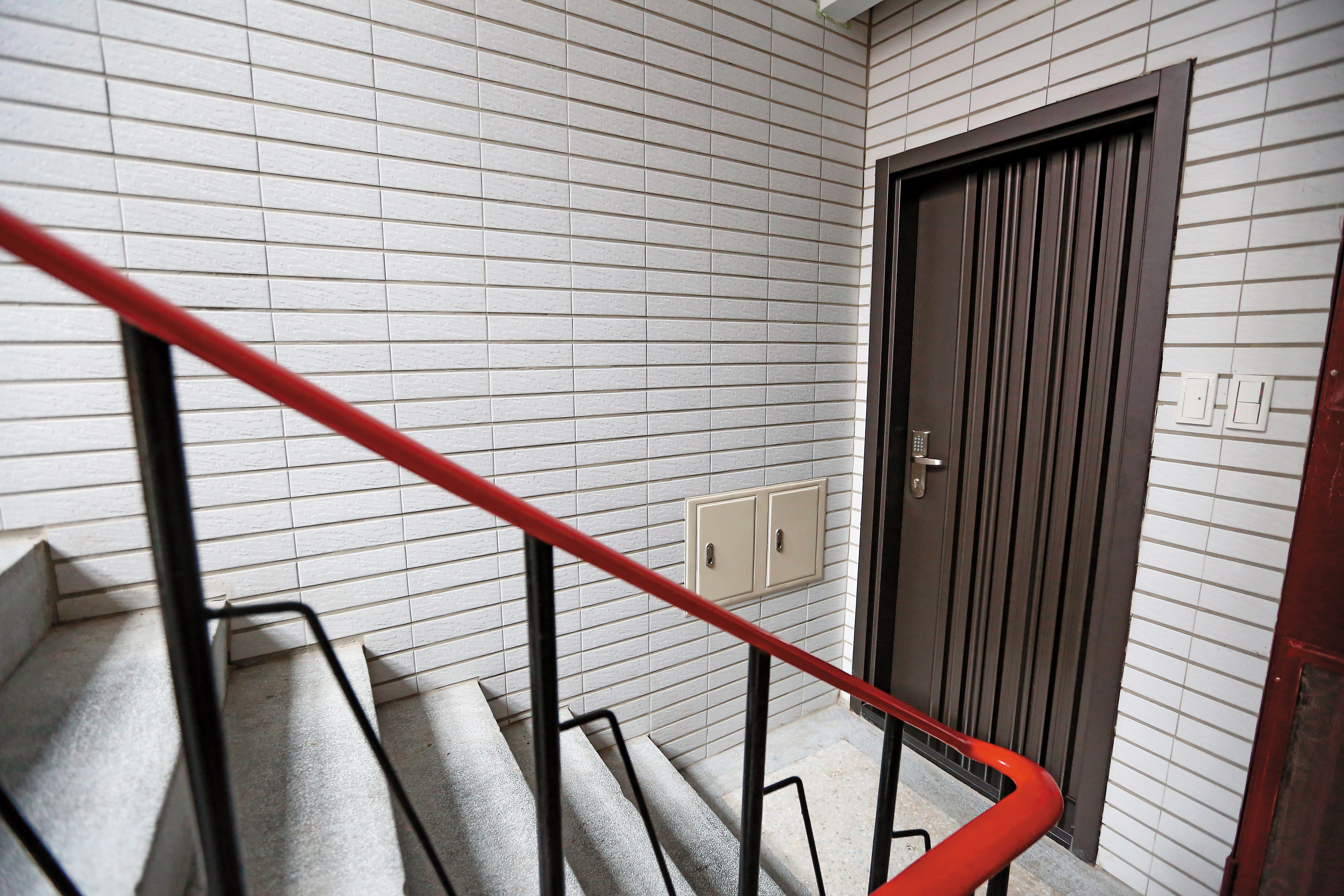 李嘉博被抓姦的地點是在1棟公寓2樓的清潔公司，2樓除了黑色鐵門外，並無明顯招牌，他平常就住在公司。