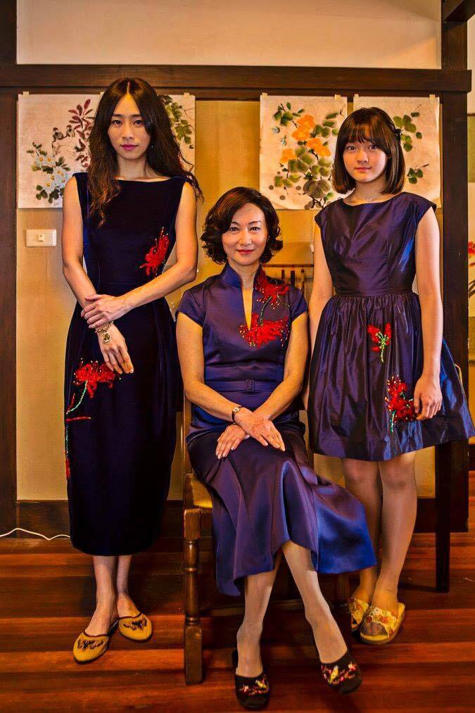 港星惠英紅(中)在《血觀音》中飾演「棠夫人」，牆上的畫也是她親手畫的。圖左為吳可熙、右為文淇。  (双喜提供)