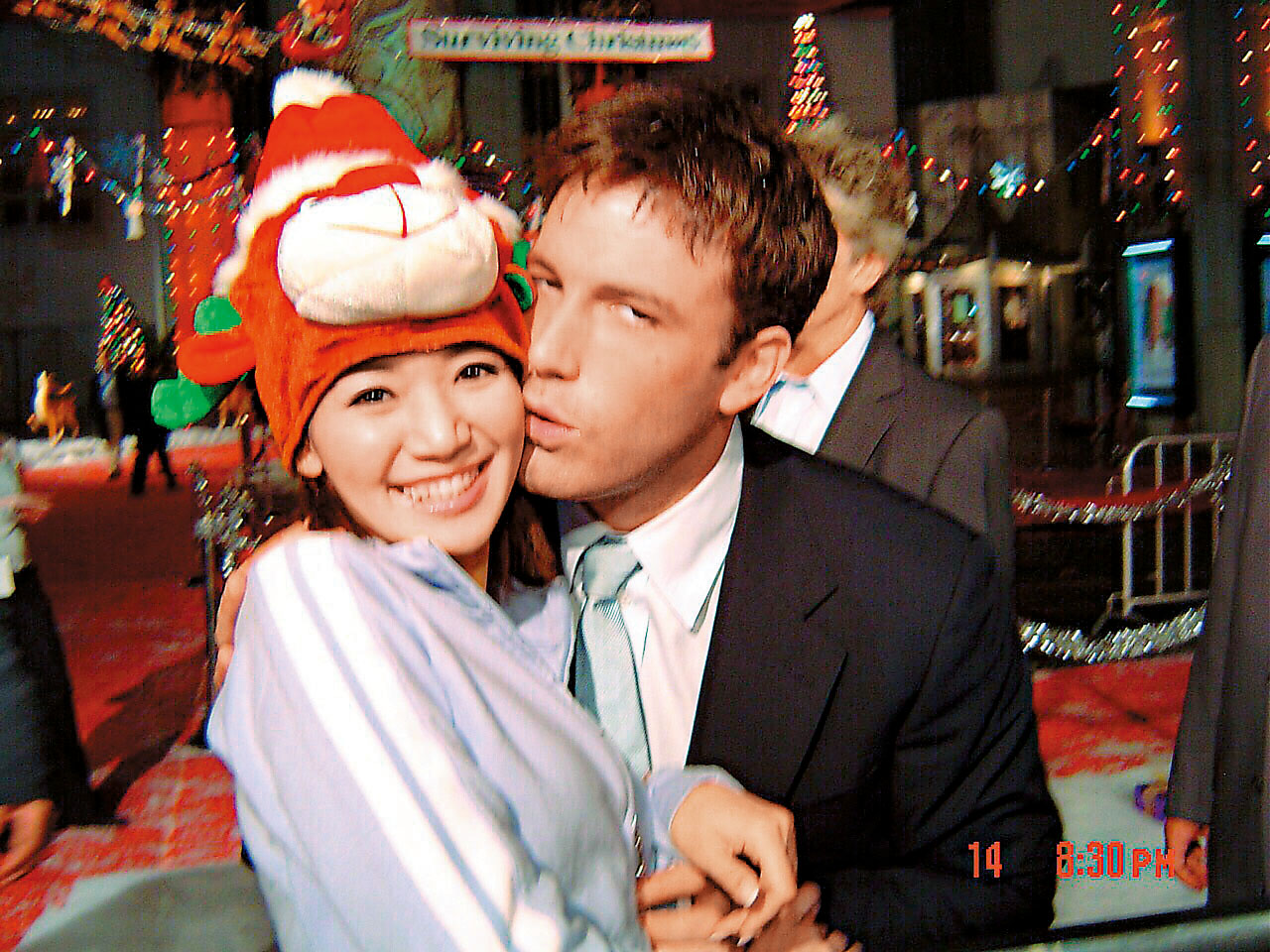 去年簡立喆在臉書曾分享2張和班艾佛列克的親密照，她整個人被班艾佛列克貼臉靠近，對方眼神迷離還嘟嘴。（翻攝自簡立喆臉書）