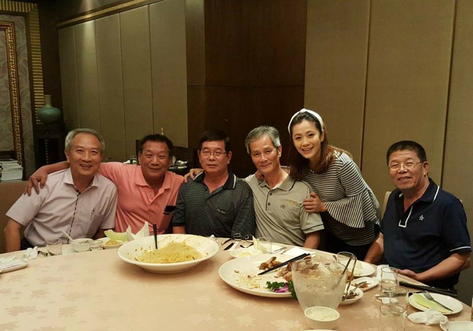 柯以柔（右2）爆完了婚變，她的父親（右3）也爆「家變」，稱家裡的移工跑了。（摘自柯富湧臉書）